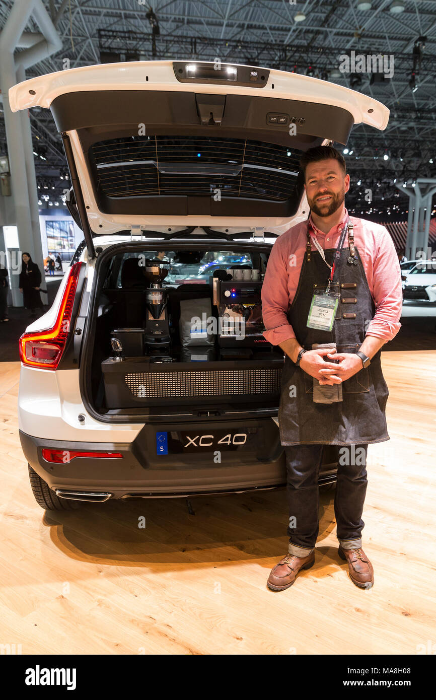 New York, Stati Uniti. 29 Mar, 2018. Joshua Boyt di posizionamento avanzato dimostrare la macchina da caffè integrata in Volvo XC40 a 2018 New York International Auto Show a Jacob Javits Center Credito: Lev Radin/Pacific Press/Alamy Live News Foto Stock
