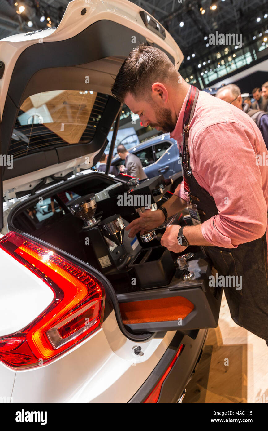 New York, Stati Uniti. 29 Mar, 2018. Joshua Boyt di posizionamento avanzato dimostrare la macchina da caffè integrata in Volvo XC40 a 2018 New York International Auto Show a Jacob Javits Center Credito: Lev Radin/Pacific Press/Alamy Live News Foto Stock