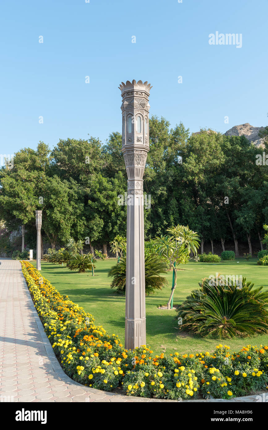 Complessi di lampada in metallo post nei giardini vicino Al Alam Royal Palazzo del Sultano di Oman situato in Mutrah, Muscat Oman Foto Stock