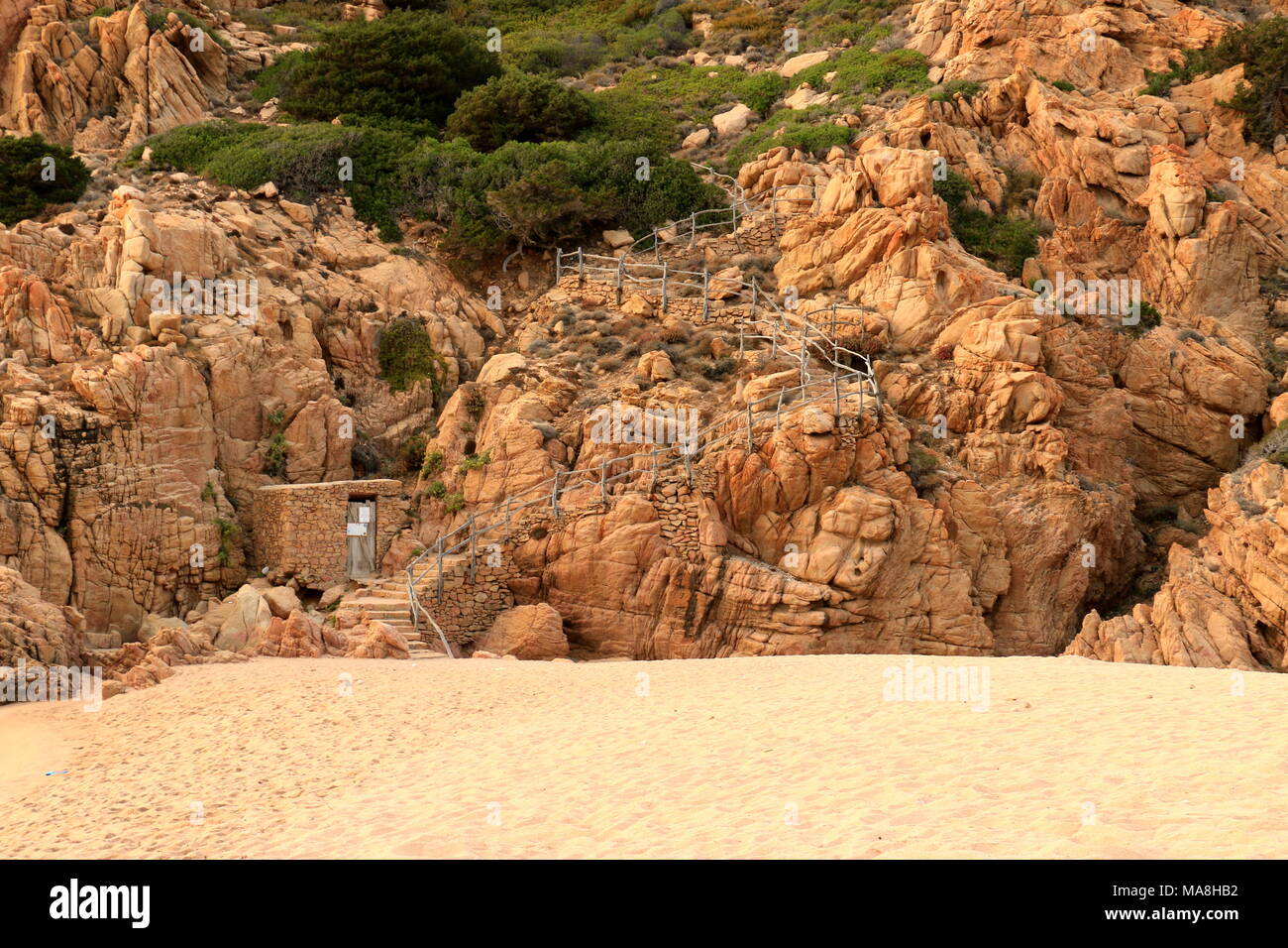 Spiaggia Li Cossi in estate - Costa Nord Sardegna - ottimo luogo per le vacanze Foto Stock