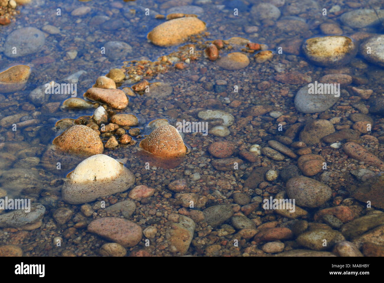 Pietre di fiume vicino al mare - Spiaggia Li Cossi - Costa Paradiso - Sardegna Foto Stock