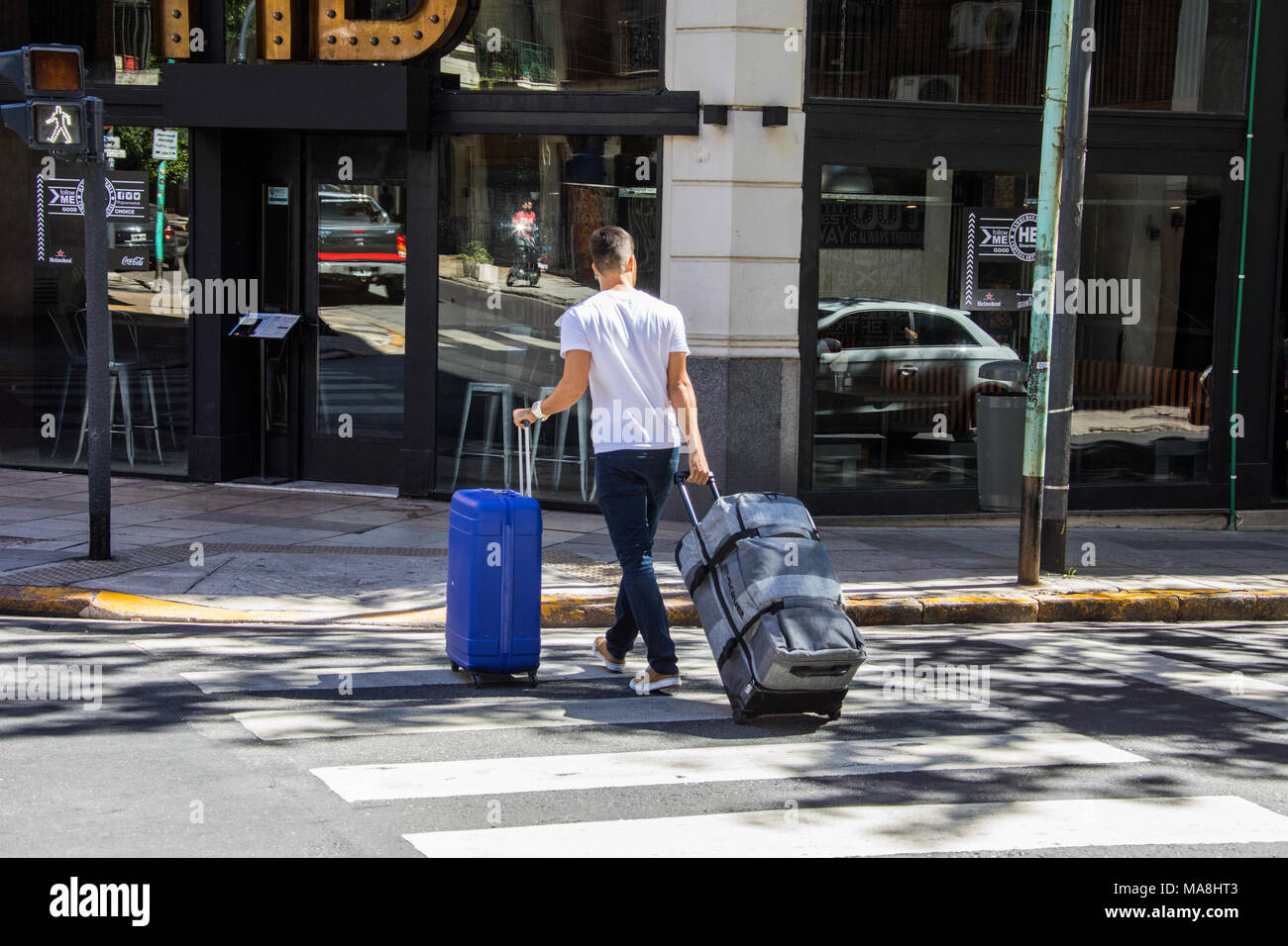 Tourist portare bagagli a Buenos Aires, Argentina Foto Stock