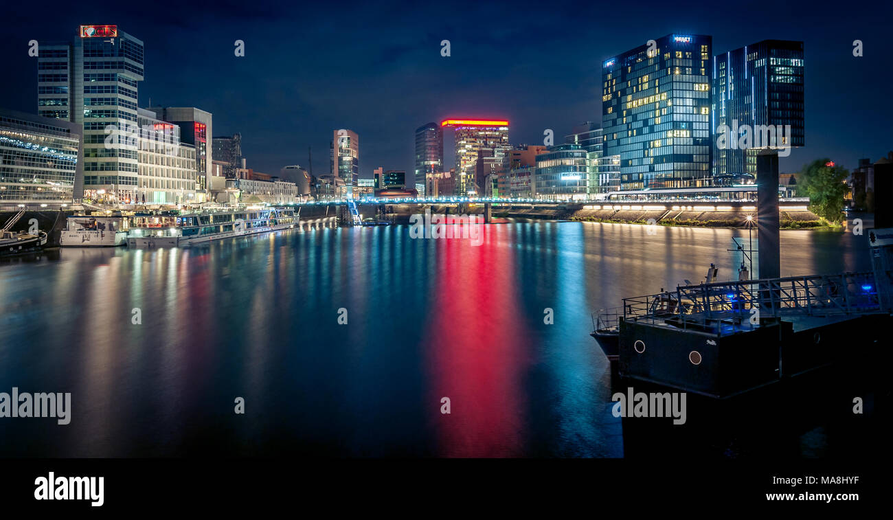 Duesseldorf Medienhafen bei Nacht mit Hilton Hotel Panorama Foto Stock