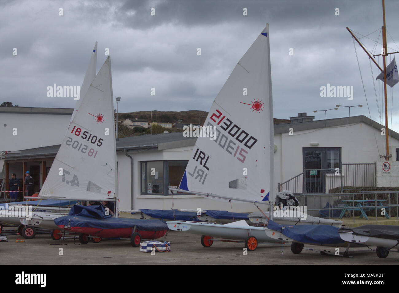 Laser yacht racing di essere pronti a lanciare a Baltimora yacht club, Irlanda, una preferita dai turisti e meta di vacanza sulla costa sud. Foto Stock