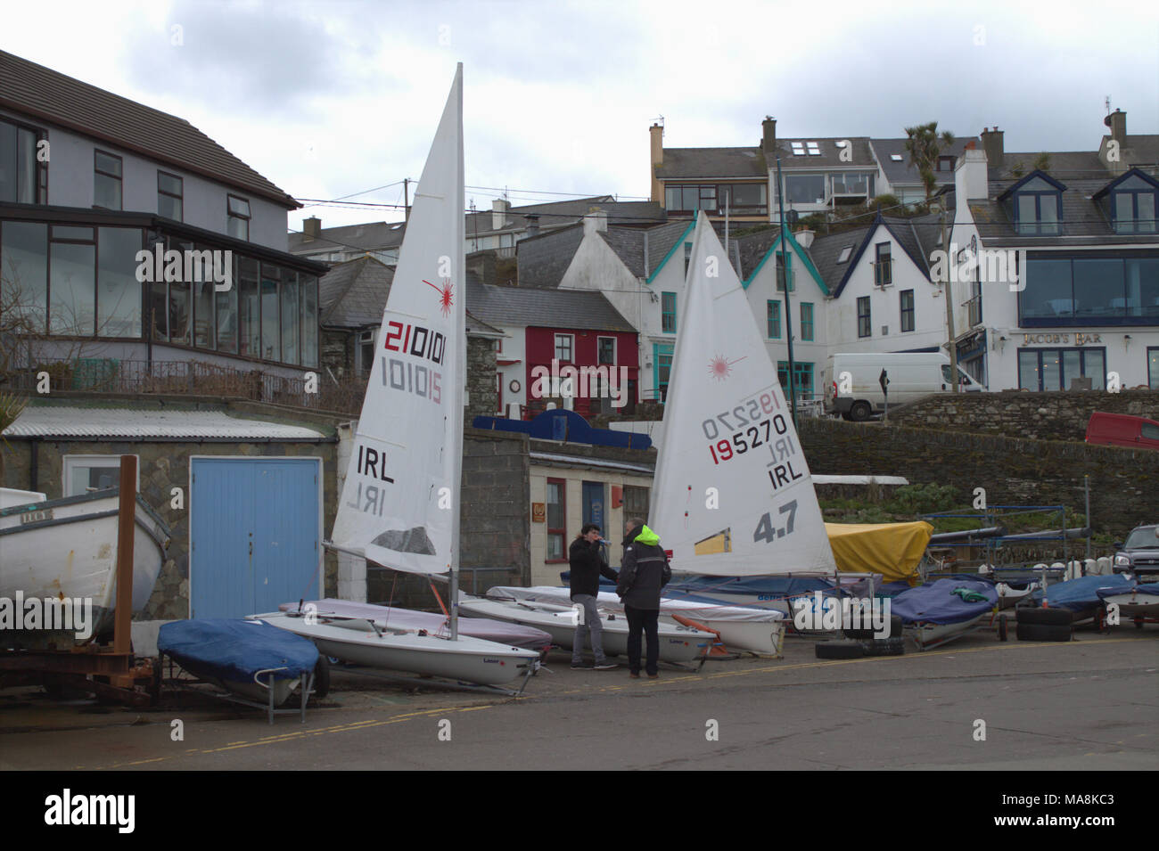 Laser yacht racing di essere pronti a lanciare a Baltimora yacht club, Irlanda, una preferita dai turisti e meta di vacanza sulla costa sud. Foto Stock