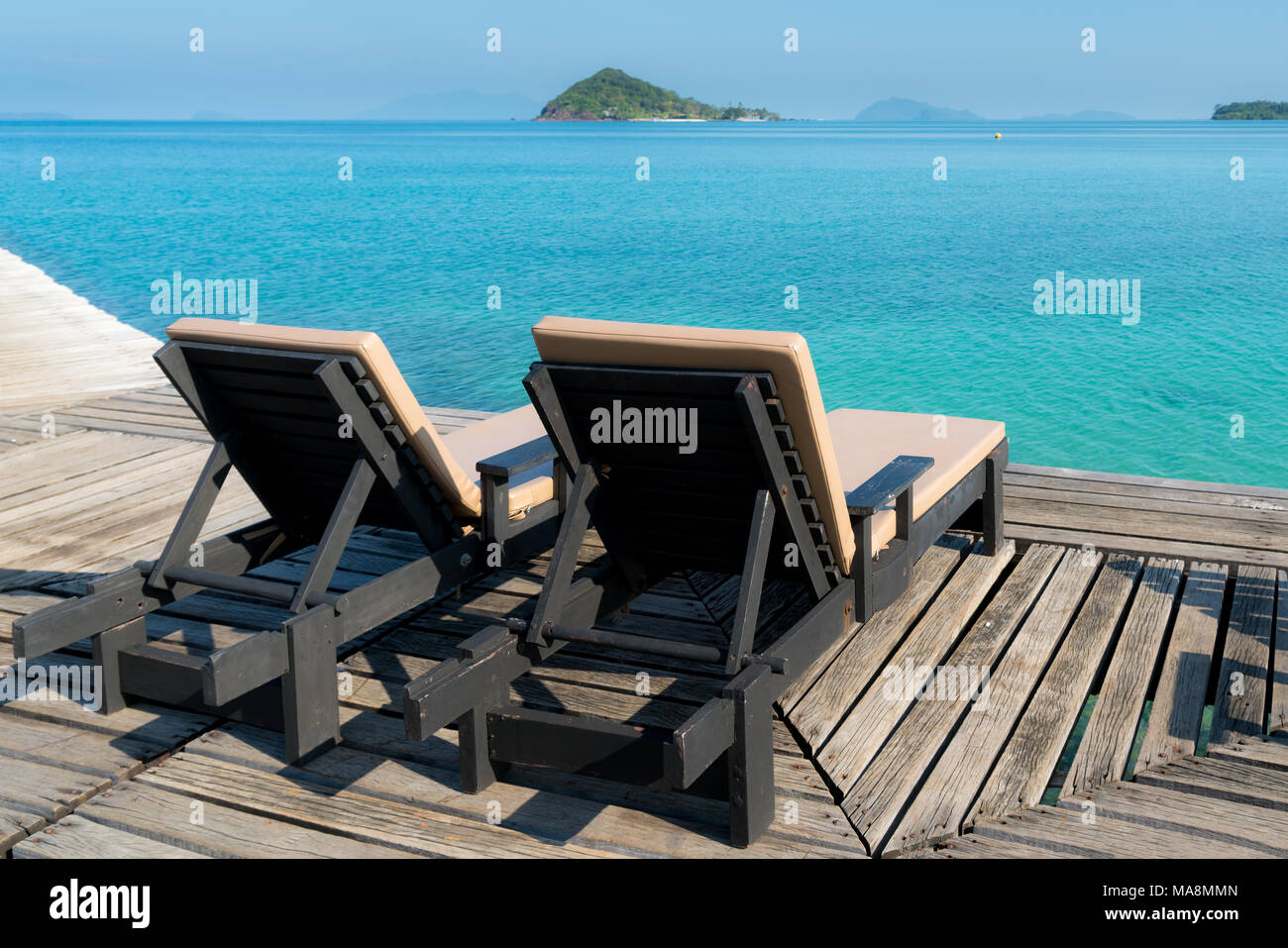 Perfetta estate paradiso tropicale spiaggia con sedie a sdraio al resort in Phuket, Tailandia. Vacanza vacanze estive e concetto di viaggio. Foto Stock