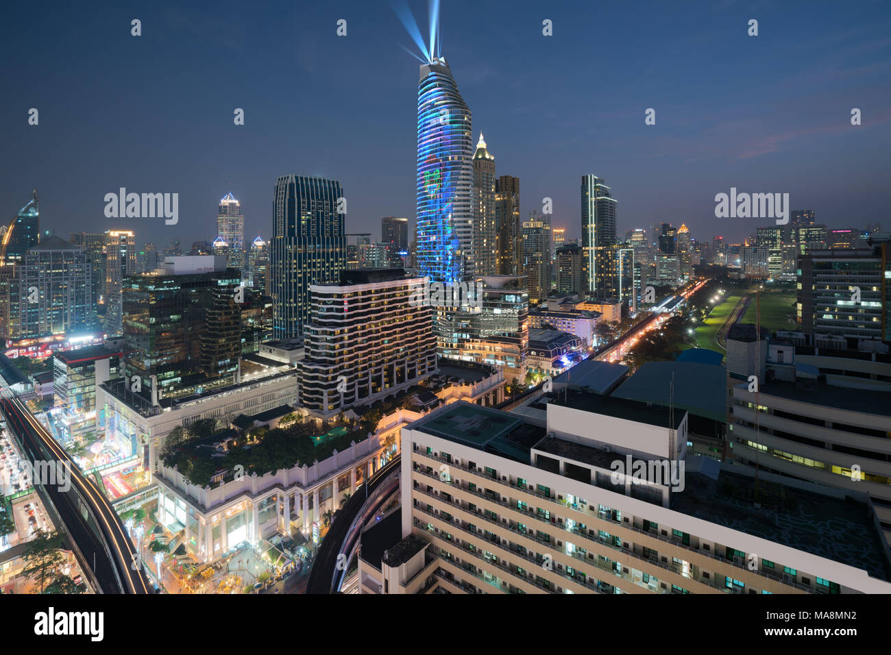 Vista notturna con grattacielo nel quartiere degli affari di Bangkok in Thailandia. Spettacolo di luci a Magnolie Ratchaprasong a Bangkok, in Thailandia. Foto Stock
