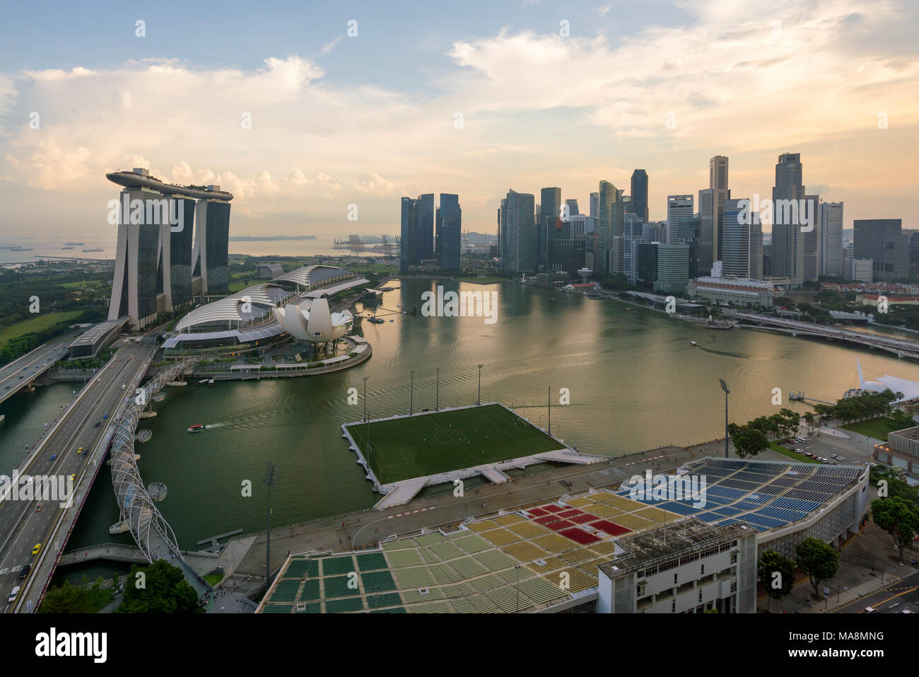Panorama di Singapore al quartiere degli affari e dello skyline di Singapore grattacielo in mattinata a Marina Bay, Singapore. Asia Foto Stock