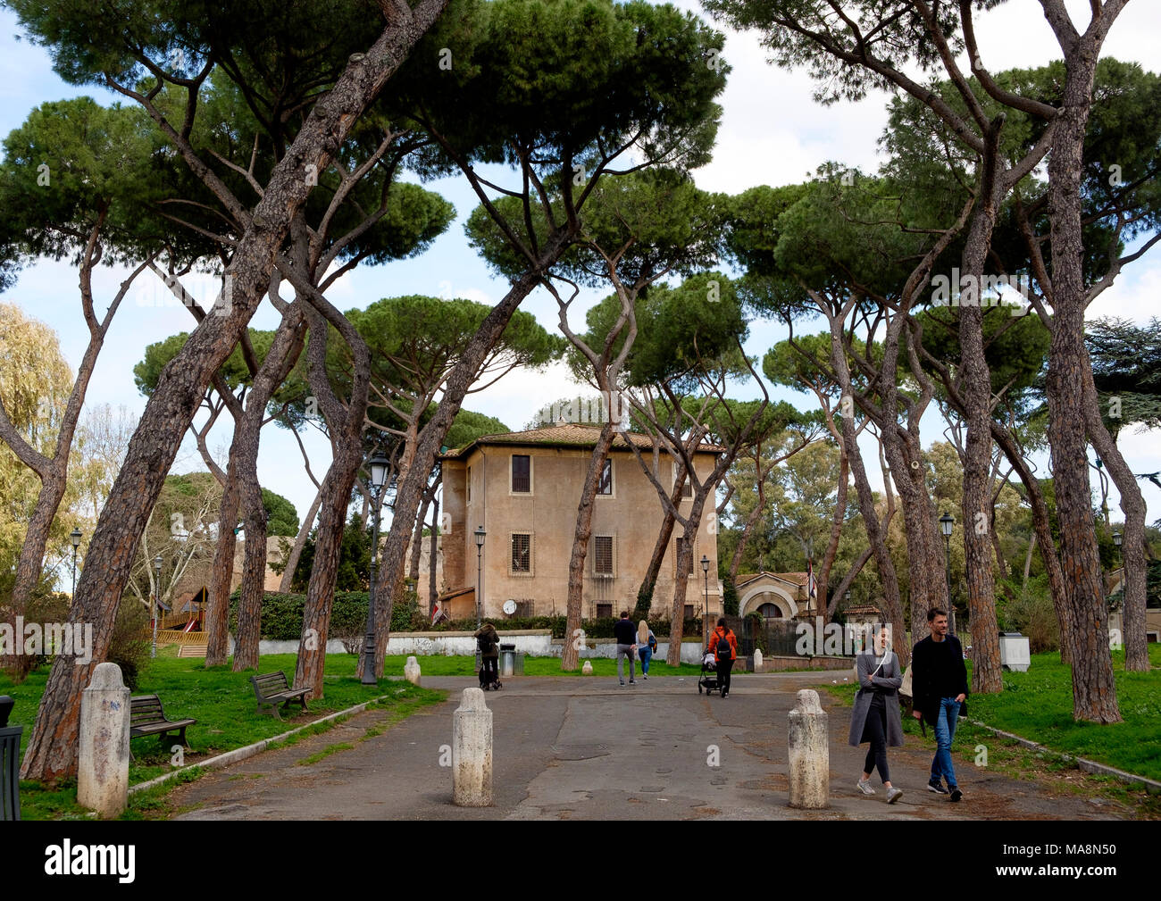 Il pittoresco parco del Colle Oppio, Roma. Il Colle Oppio Park. Foto Stock