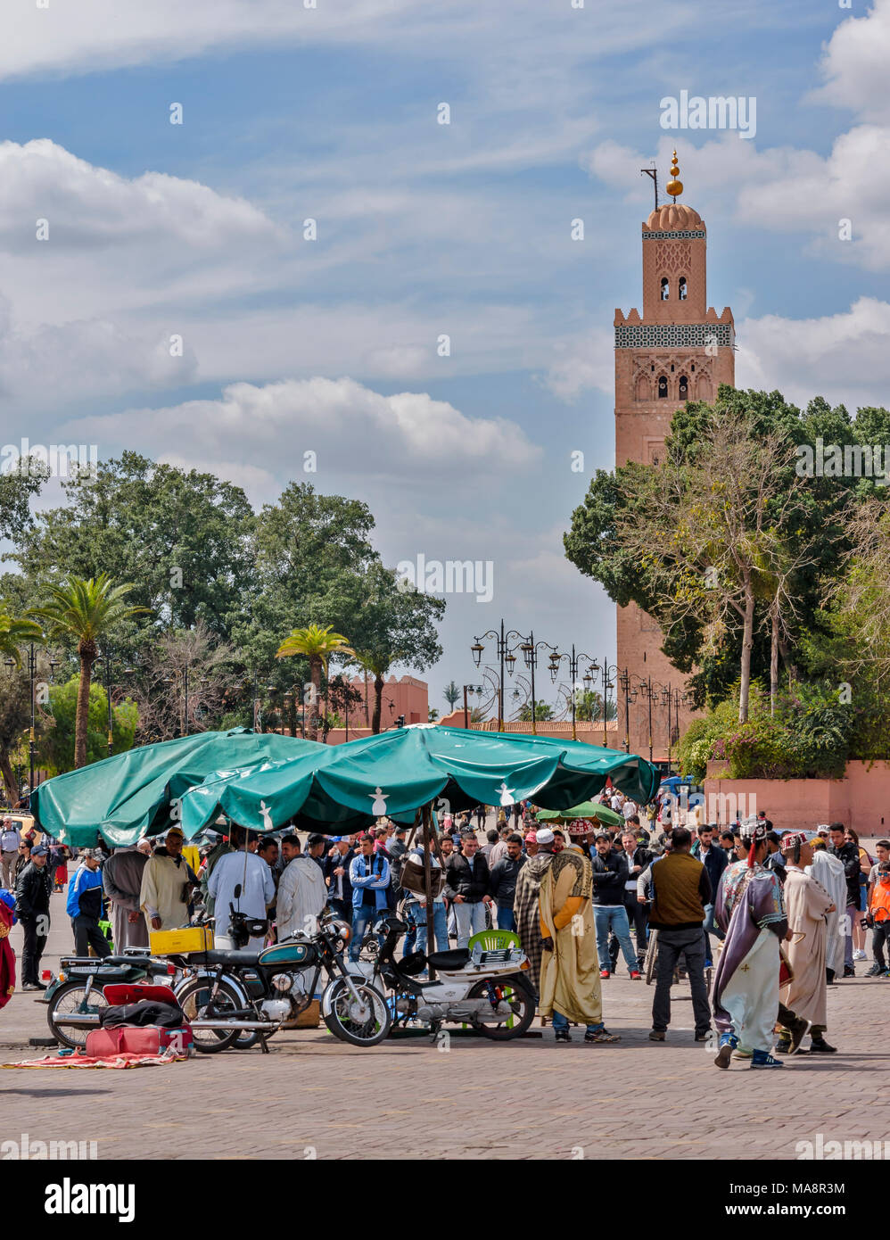 Il Marocco Marrakech animatori e la folla piazza Jemaa el Fna e la torre di KOUTOUBIA Foto Stock