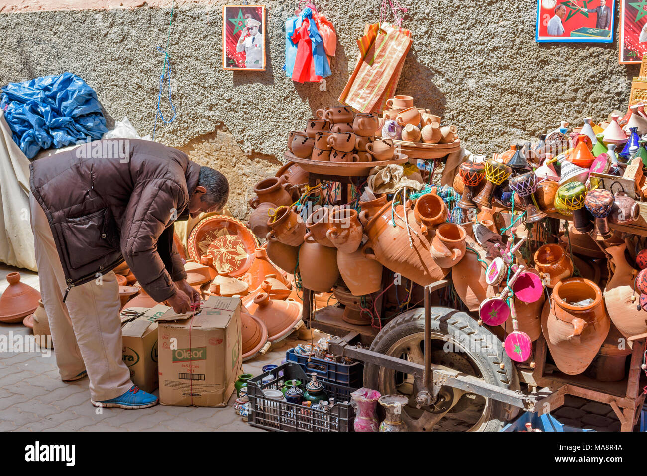 Il Marocco Marrakech Piazza Jemaa El Fna Medina e souk imballaggio vasi di terracotta Foto Stock