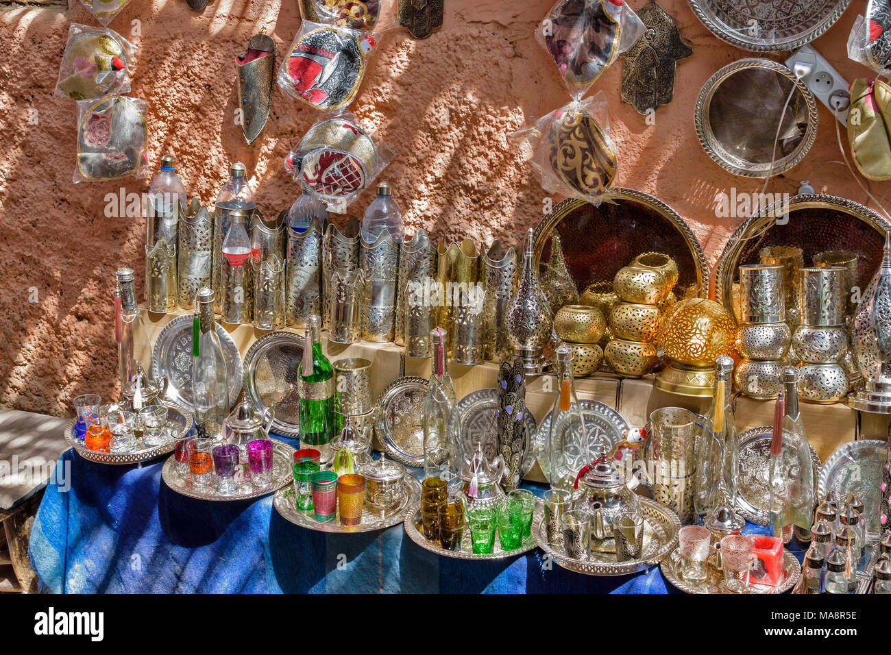Il Marocco Marrakech Piazza Jemaa El Fna Medina e souk negozi e bancarelle bicchieri colorati per il tè alla menta e teiere Foto Stock