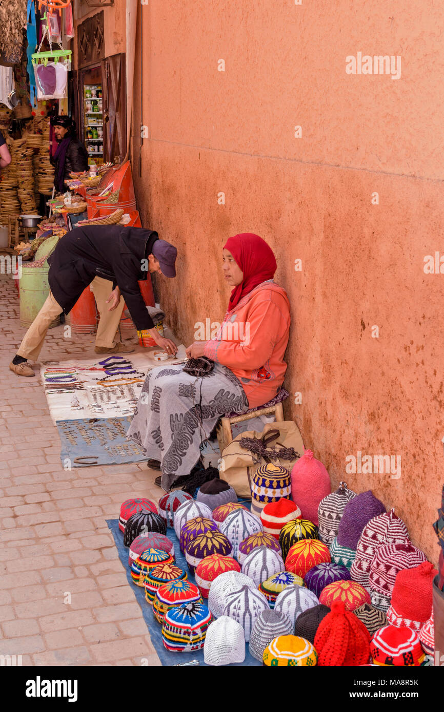 Il Marocco Marrakech Piazza Jemaa El Fna Medina e souk negozi e bancarelle colorate crochet di cappelli di cucito Foto Stock