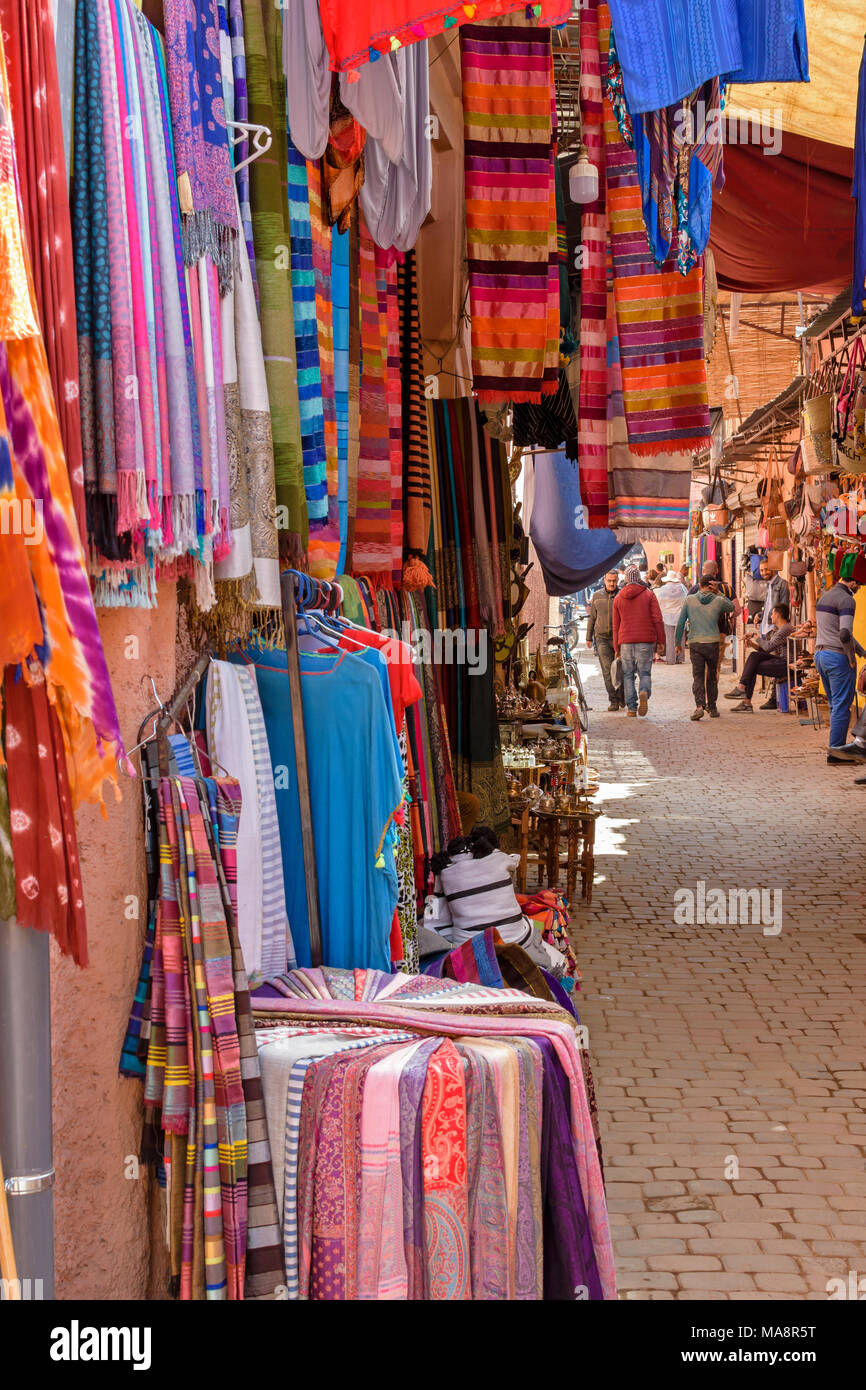 Il Marocco Marrakech Piazza Jemaa El Fna Medina e souk negozi e bancarelle colorate sciarpe e vestiti Foto Stock