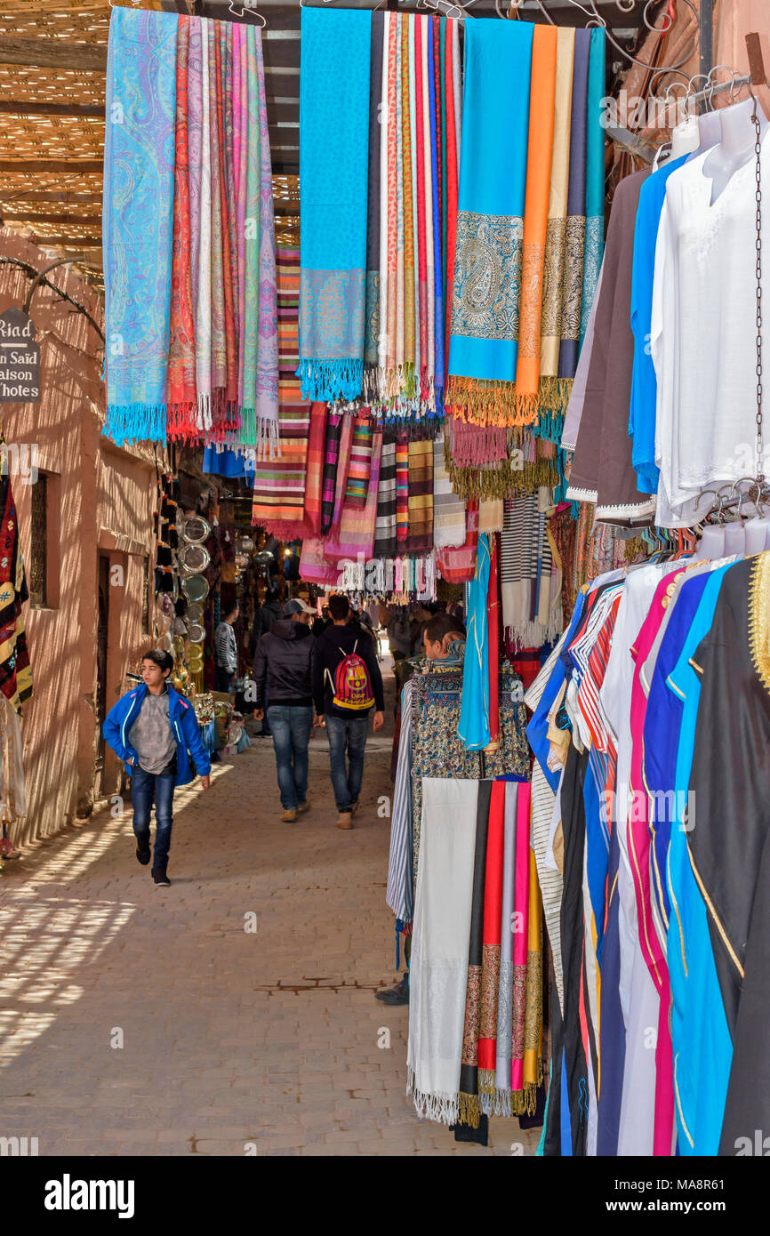 Il Marocco Marrakech Piazza Jemaa El Fna Medina e souk negozi e bancarelle colorate sciarpe Foto Stock