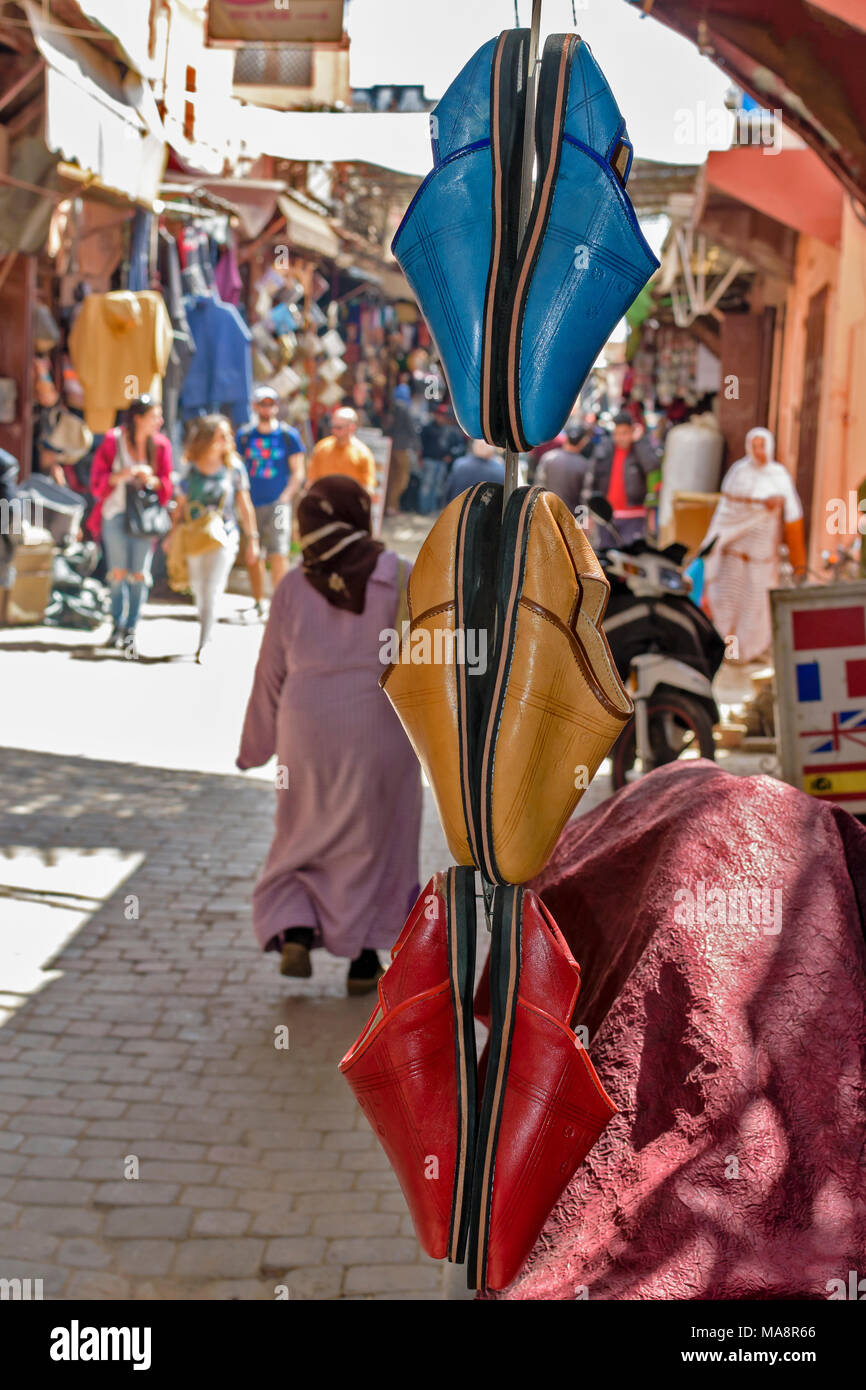 Il Marocco Marrakech Piazza Jemaa El Fna Medina e souk negozi e bancarelle scarpe colorati appesi da un fascio Foto Stock