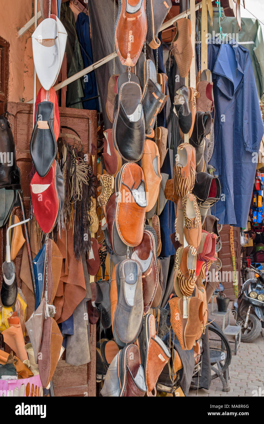 Il Marocco Marrakech Piazza Jemaa El Fna Medina e souk negozi e bancarelle di scarpe e SANDALLS Foto Stock