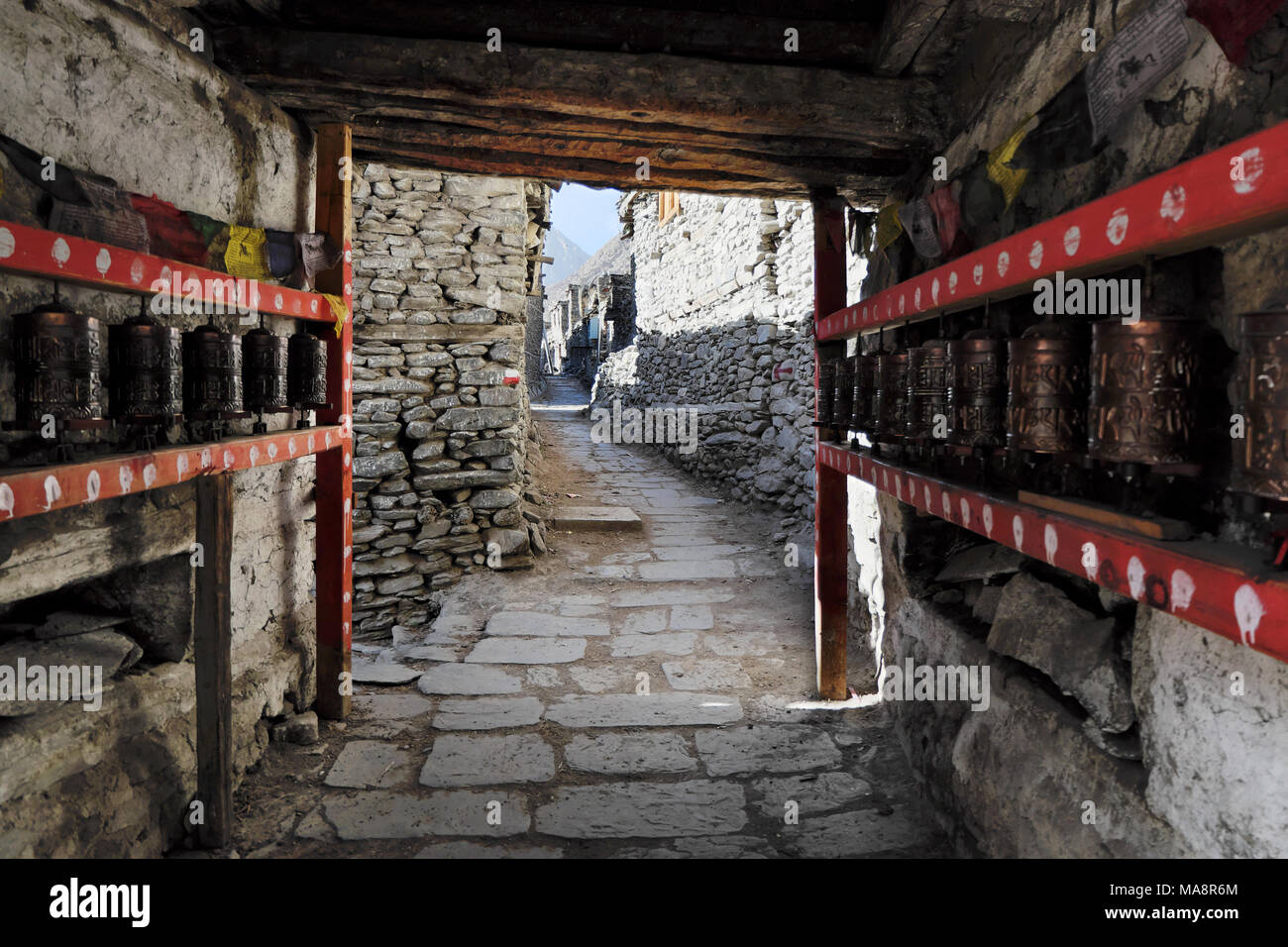 Ruote della preghiera sulla strada Foto Stock