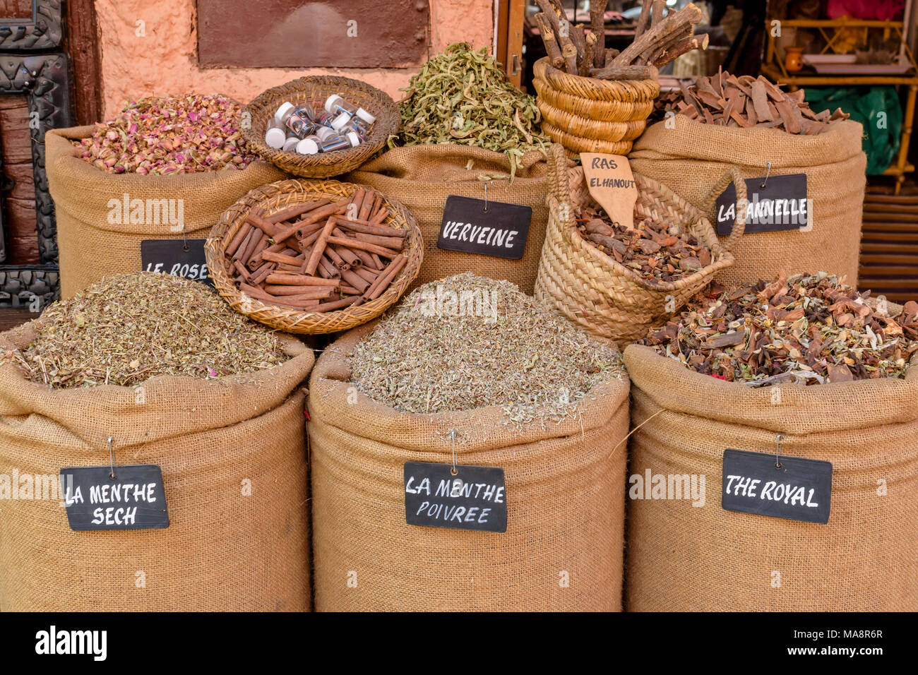 Il Marocco Marrakech Piazza Jemaa El Fna Medina e souk negozi e bancarelle di spezie in sacchi con etichette Foto Stock