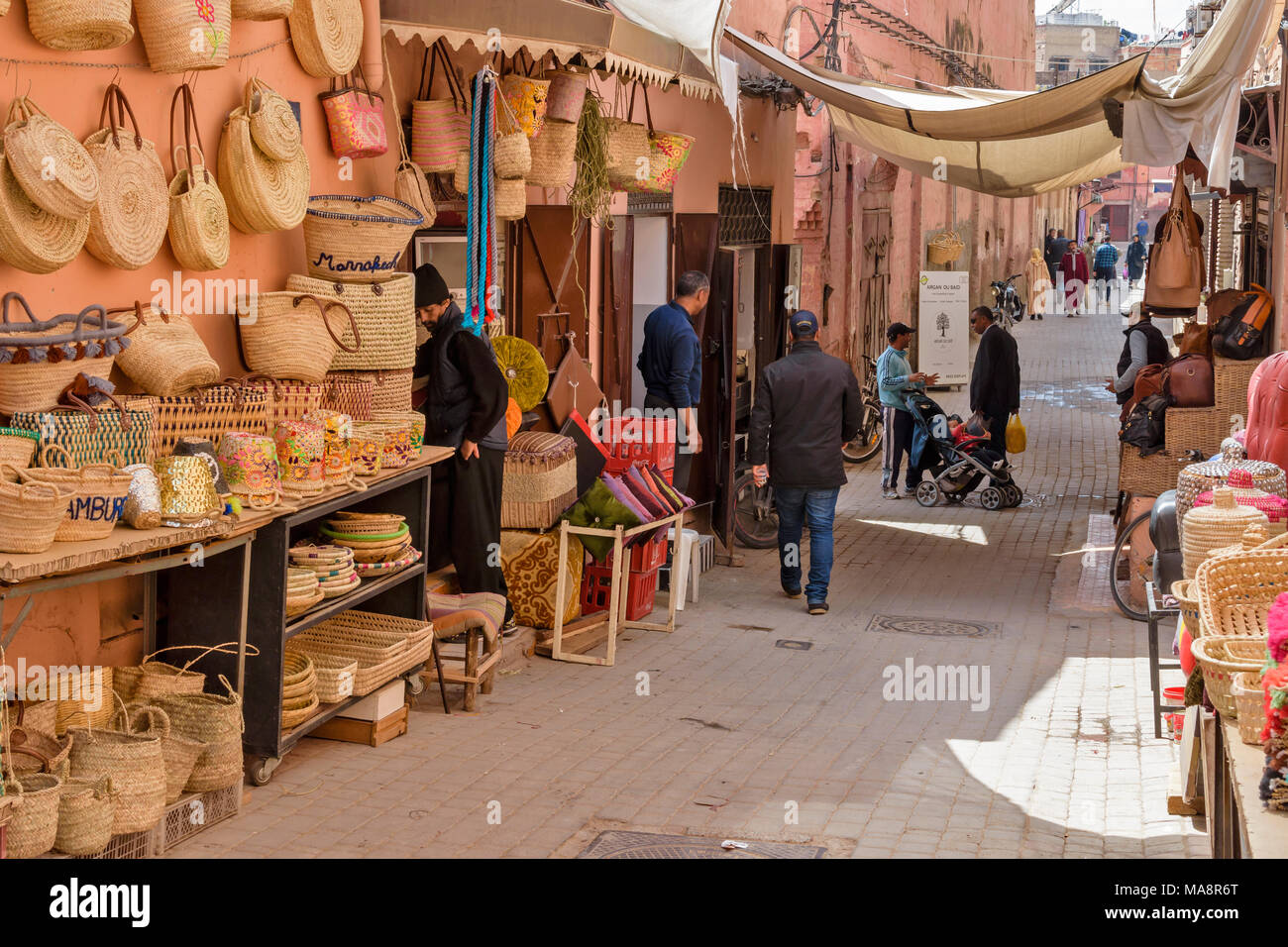 Il Marocco Marrakech Piazza Jemaa El Fna Medina e souk negozi e bancarelle ceste di paglia e vicoletto pieno Foto Stock