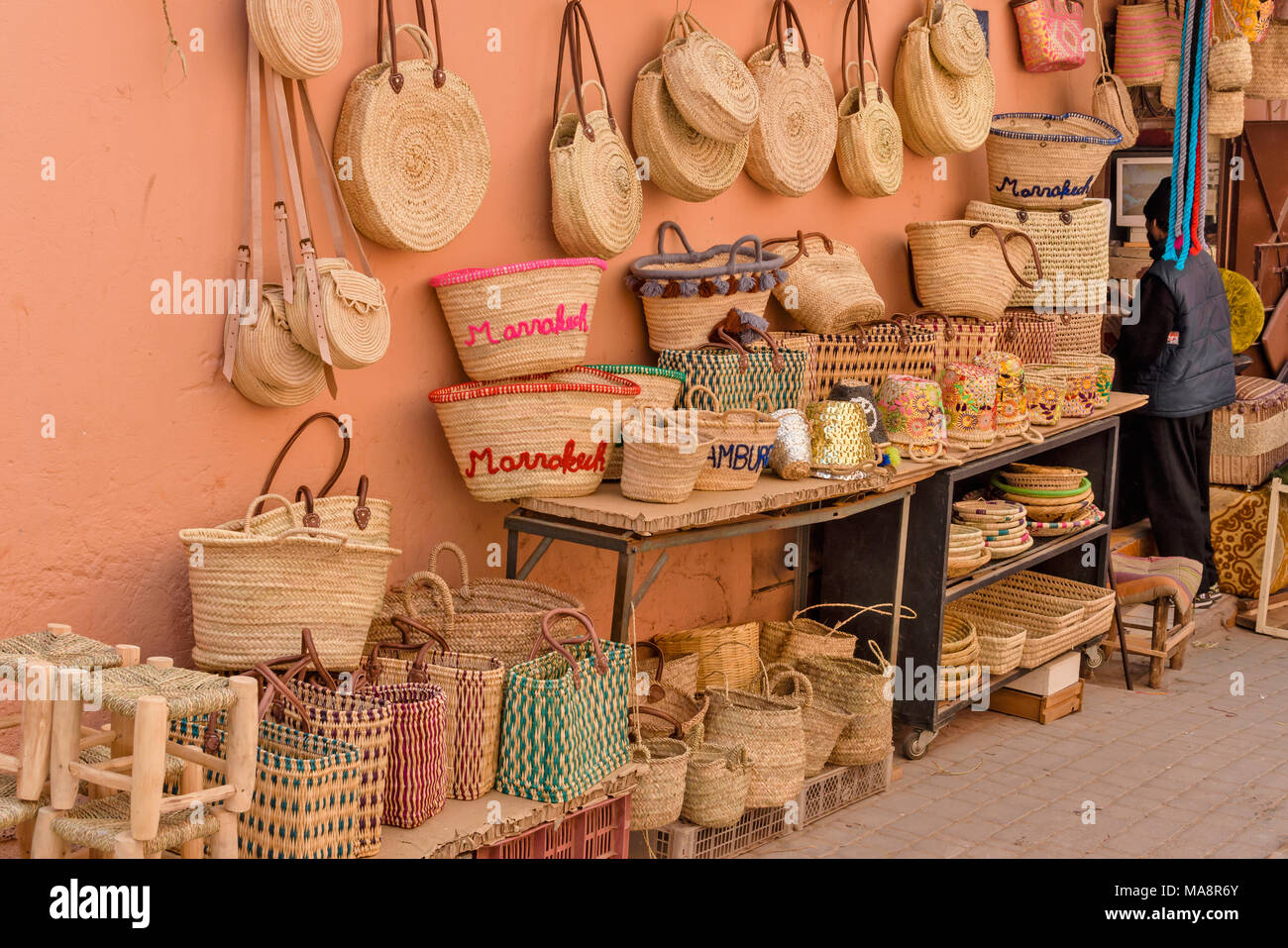 Il Marocco Marrakech Piazza Jemaa El Fna Medina e souk negozi e bancarelle ceste di paglia Foto Stock