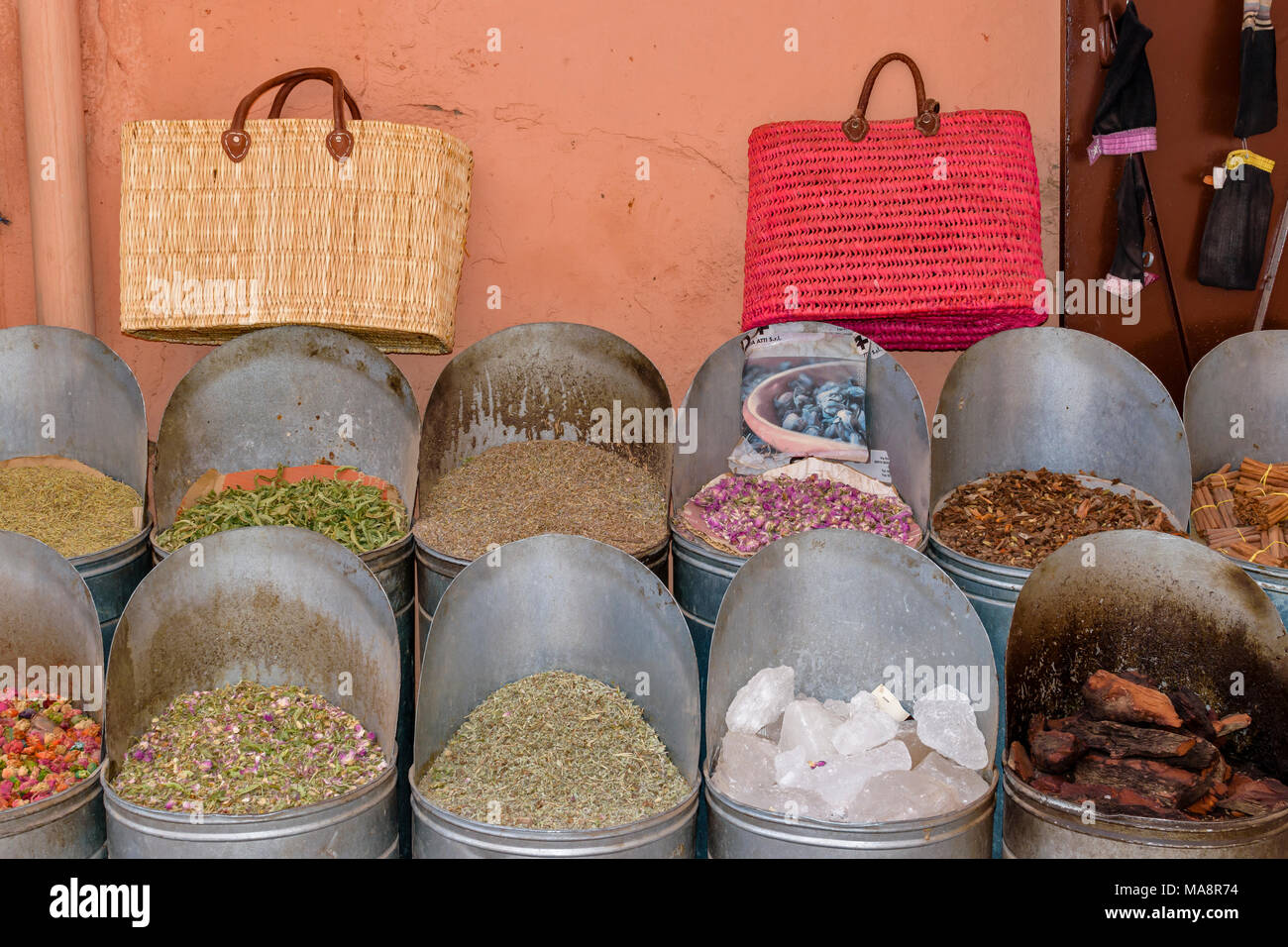 Il Marocco Marrakech Piazza Jemaa El Fna Medina e souk negozi e bancarelle varietà di erbe e spezie con due cestelli Foto Stock