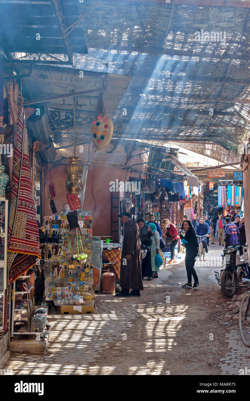 Il Marocco Marrakech Piazza Jemaa El Fna Medina e souk negozi e bancarelle con fumo Foto Stock