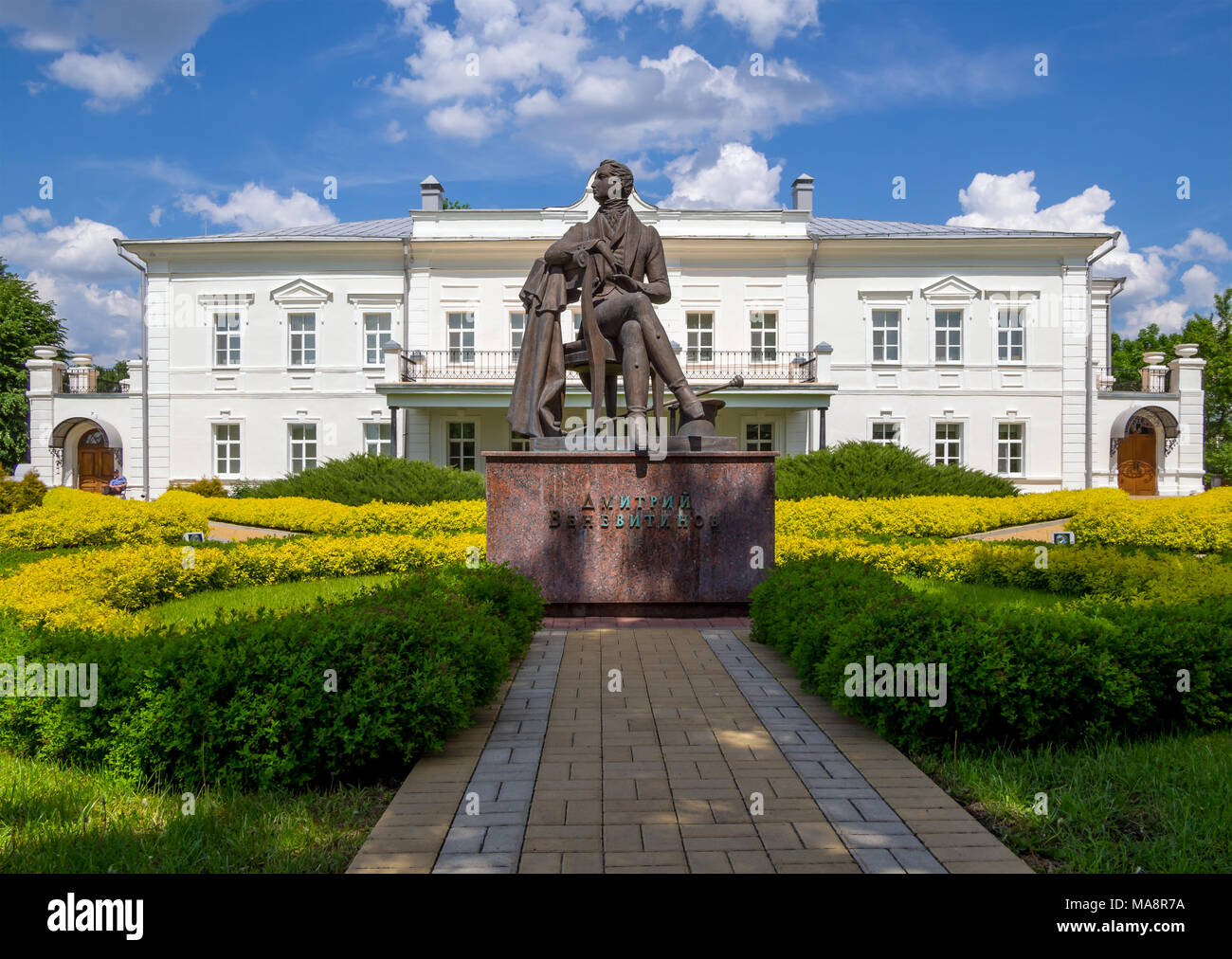 Novozhivotinnoe, Russia - 26 Maggio 2017: la scultura del poeta e l'edificio del museo-station wagon di D. Venevitinov Foto Stock