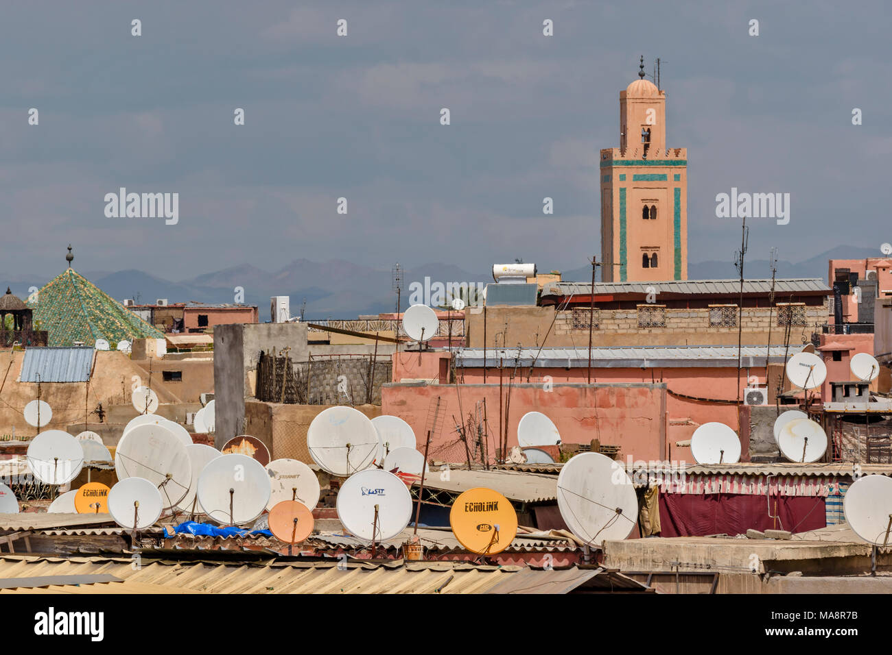Il Marocco Marrakech Piazza Jemaa El Fna antenne paraboliche sui tetti Foto Stock