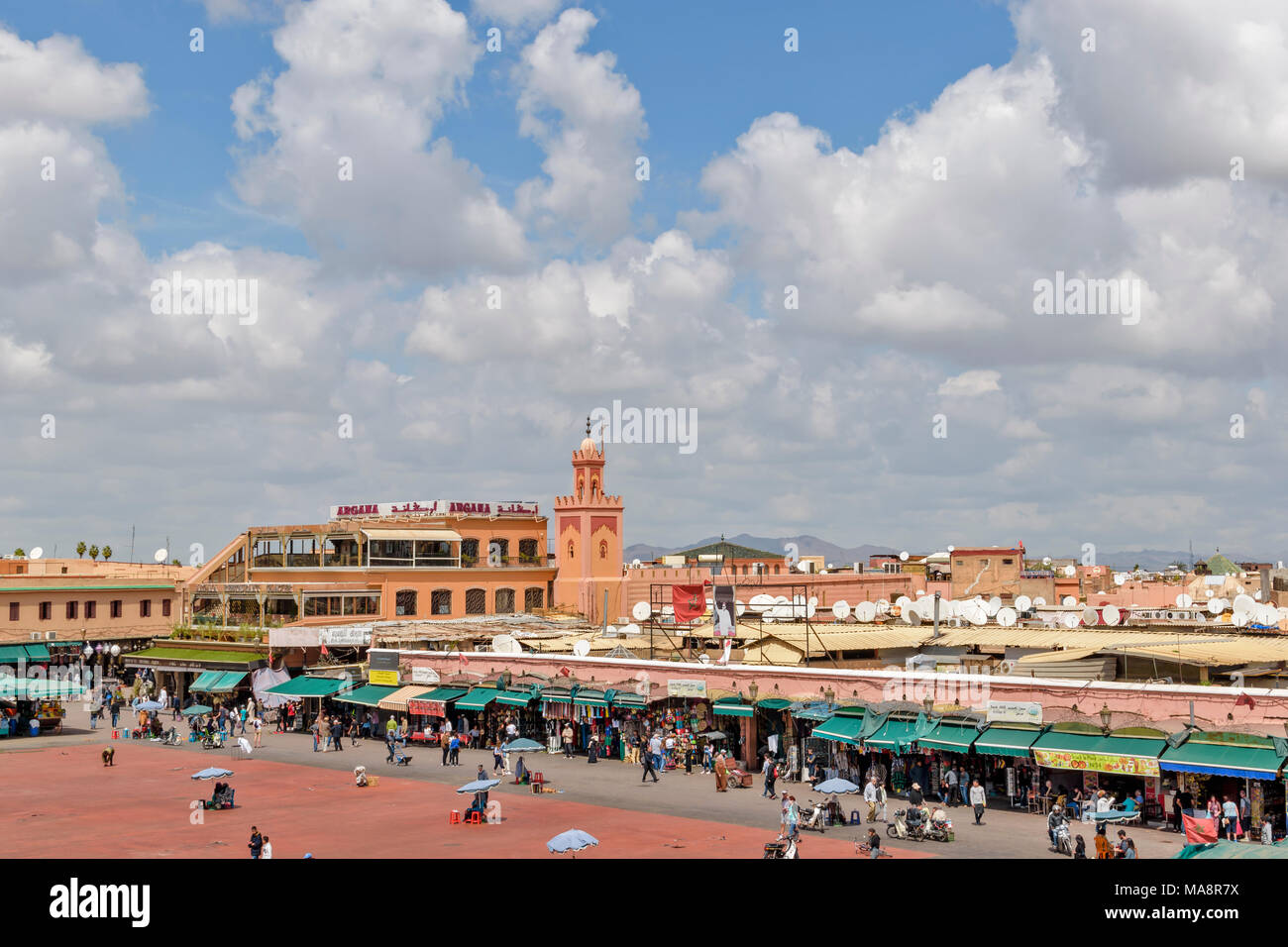 Il Marocco Marrakech Piazza Jemaa El Fna bancarelle negozi animatori folla parte tre Foto Stock