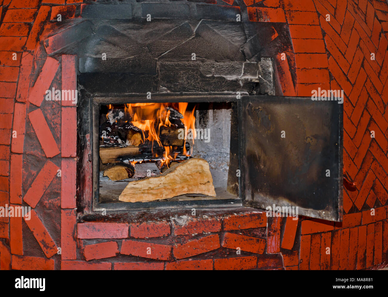 Il Marocco Marrakech Piazza Jemaa El Fna il fuoco di legna all'interno di un forno a legna Foto Stock
