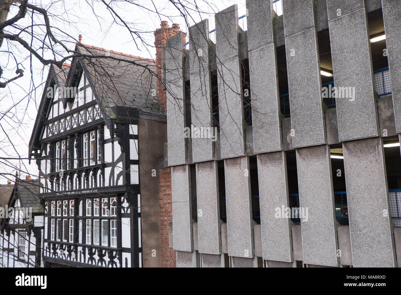 Contrasto,giustapposizione,d,in bianco e nero a metà edificio con travi di legno e calcestruzzo,parcheggio auto,Chester,Cheshire, Inghilterra,UK,U.K., Foto Stock