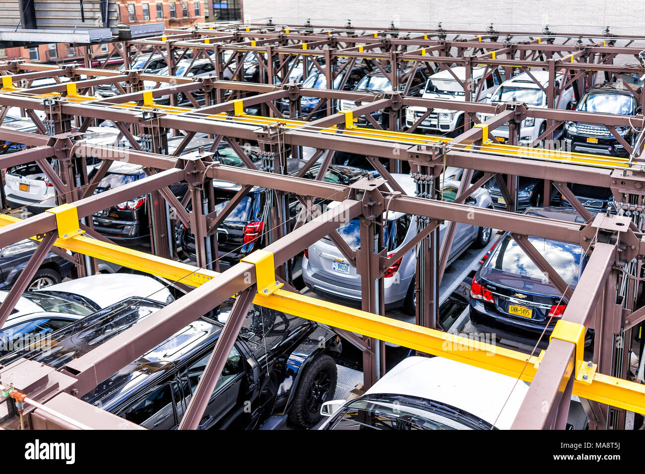 La città di New York, Stati Uniti d'America - 30 Ottobre 2017: vista aerea del quartiere di Chelsea automobili parcheggiate parcheggio all'aperto organizzati garage sulla strada sottostante a New Yor Foto Stock