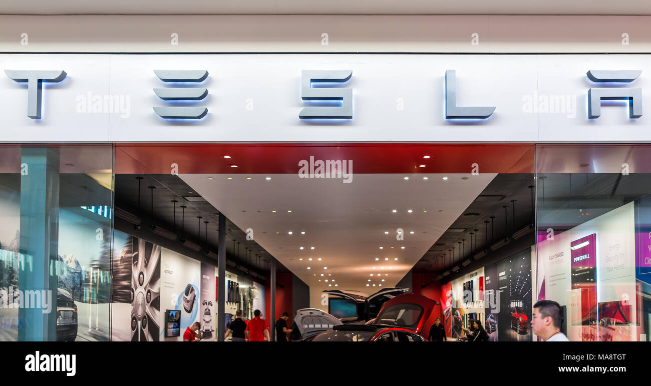 Mclean, Stati Uniti d'America - 26 Gennaio 2018: Tesla store esterno nel centro commerciale in Tyson's Corner, Virginia per le automobili elettriche, segno closeup, Elon Musk's Foto Stock