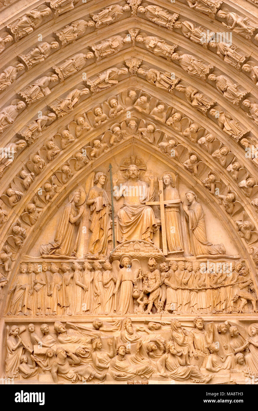 Parigi, Francia. La cattedrale di Notre Dame. Dettaglio delle figure scolpite nel portale centrale al di sopra della porta principale o Porte de Jugement Foto Stock