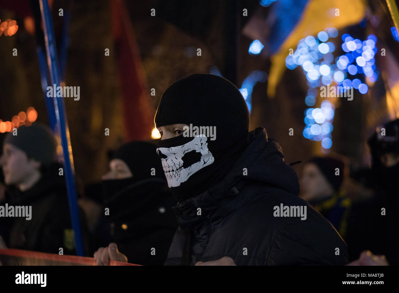 ODESSA, Ucraina - 30 Gennaio 2018: persone in maschera dimostrando civile protesta pacifica durante uno stato di rivoluzione armata in Ucraina. Il movimento della colonna di dimostranti al rally sulle strade Foto Stock