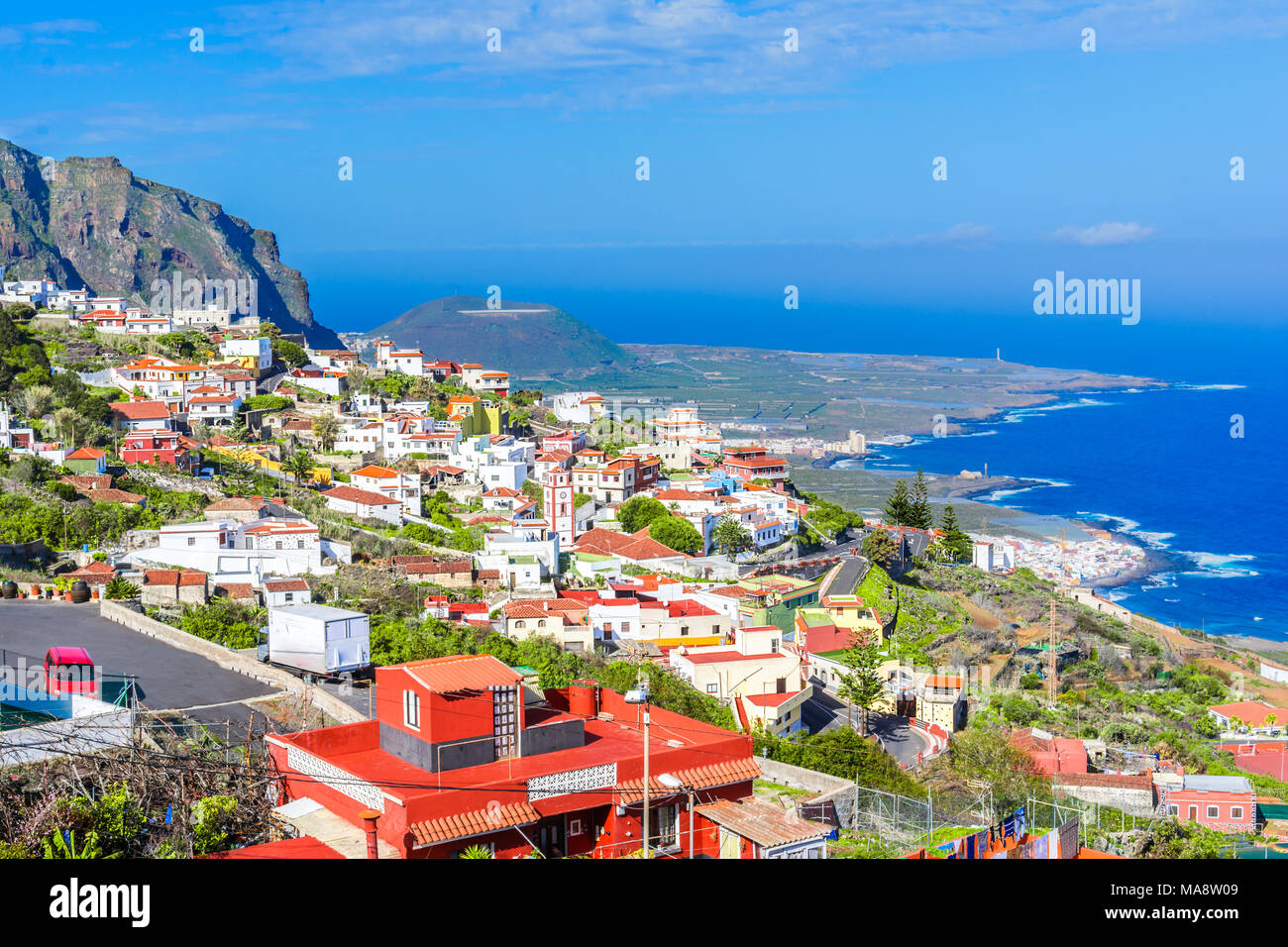 Tenerife, Isole canarie, Spagna: Panoramica ofa colorata e bella cittadina sulla costa ovest dell'isola Foto Stock