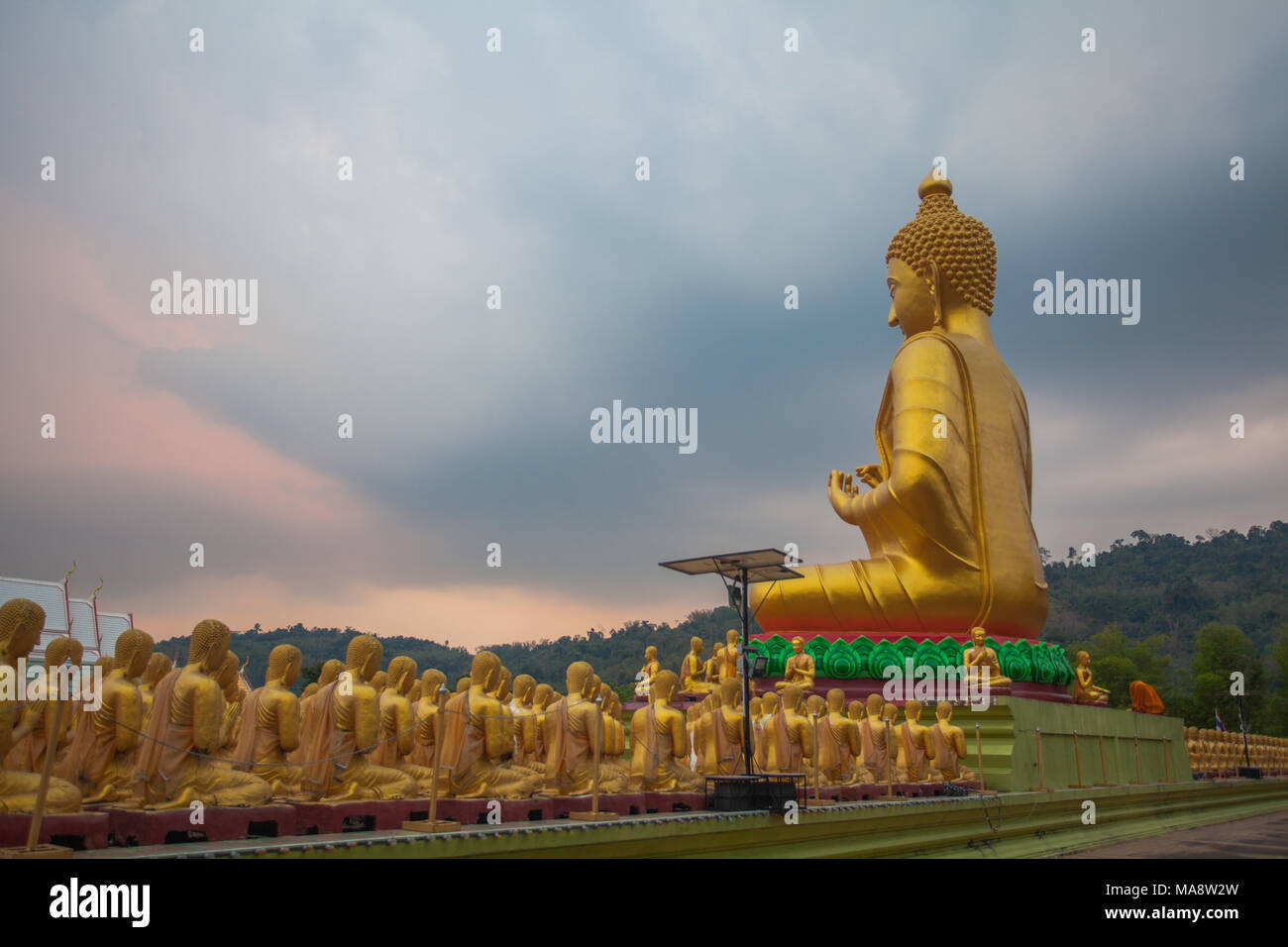 Il golden grande statua del Buddha tra un sacco di piccole statue di Buddha in Makha Bucha buddista parco memoriale a Nakornnayok provincia. Foto Stock