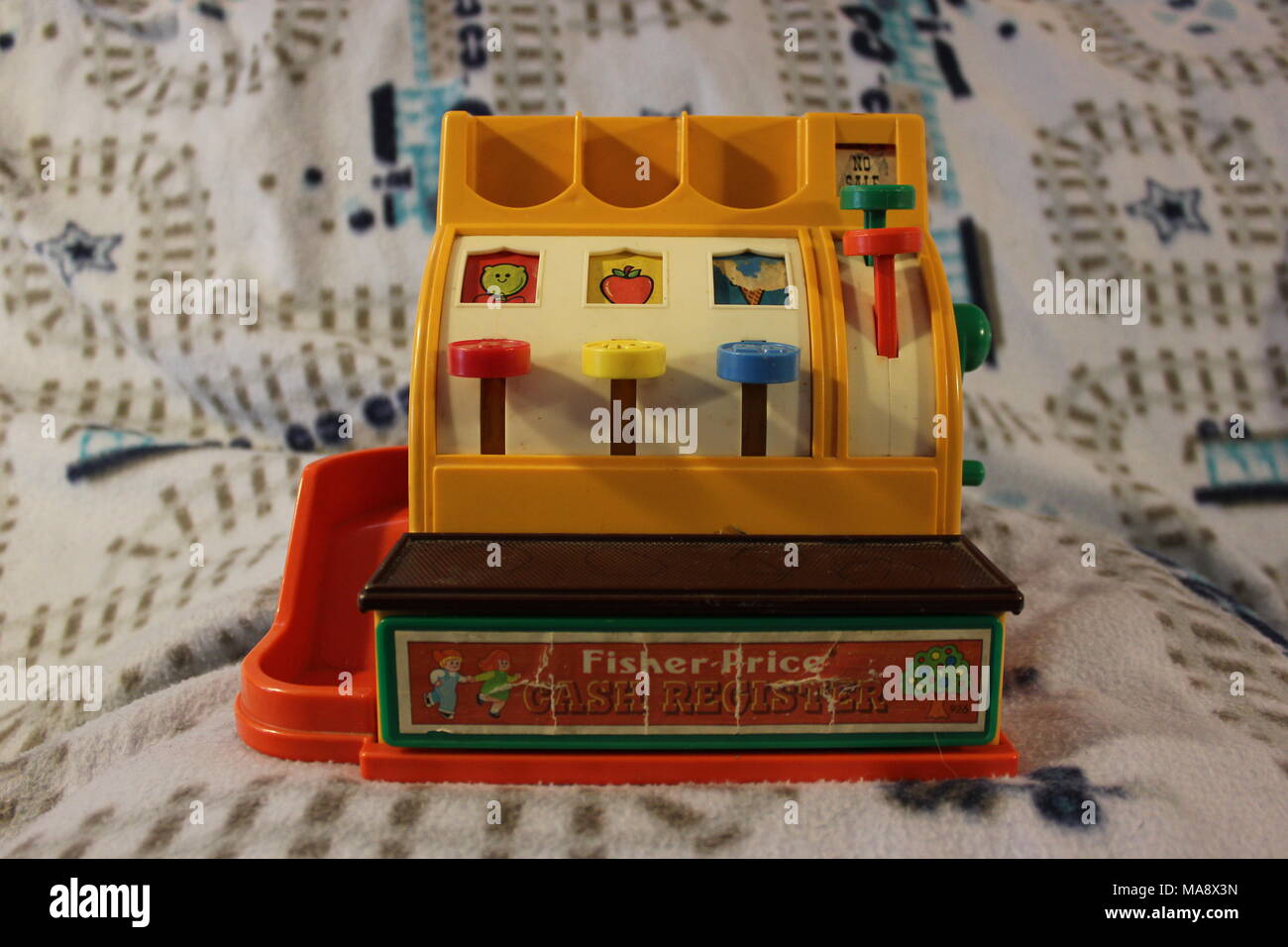 Vintage giocattoli Fisher-Price cassa posta su un bambino treno in pile  coperta Foto stock - Alamy