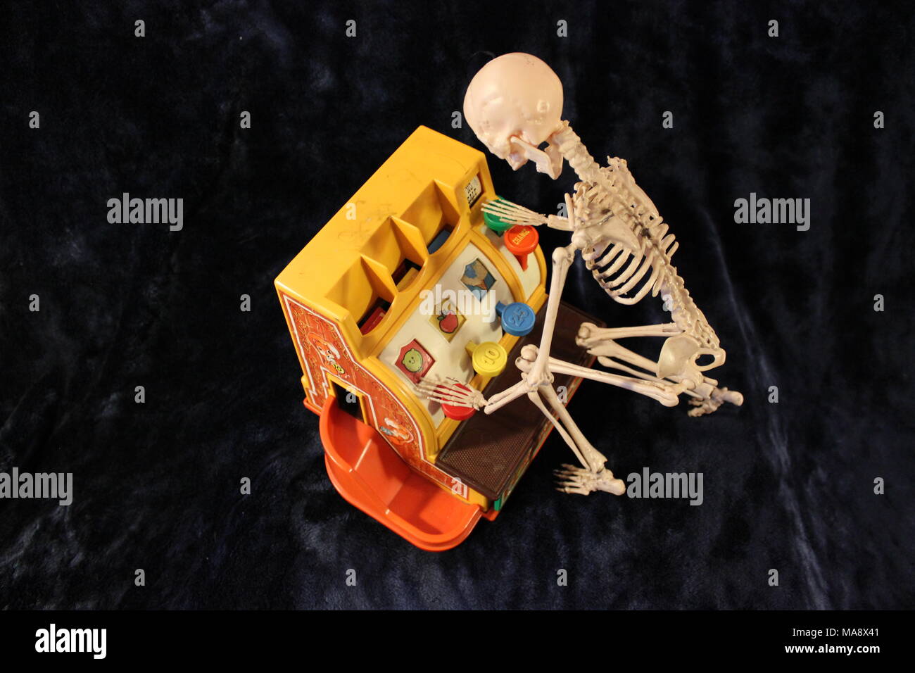 Giocattolo di scheletro di Halloween gioca con un vintage Fisher-Price toy registratore  di cassa. Questa impostazione è stata creata da un 7 anno vecchia ragazza  Foto stock - Alamy