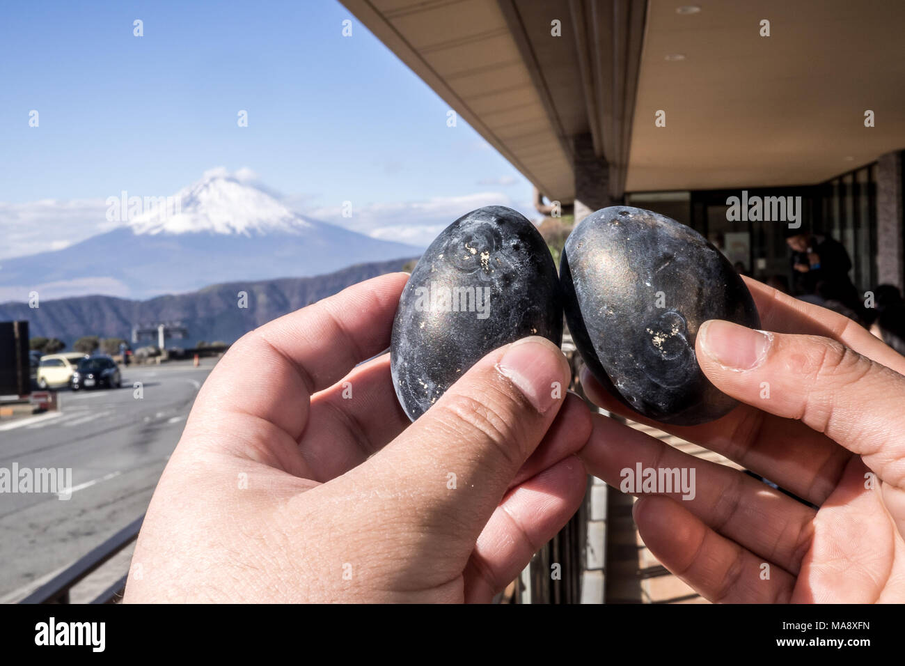 Nero uova cotte in zolfo del Monte Hakone e venduti in negozi di Owakudani con il Monte Fuji in background Foto Stock