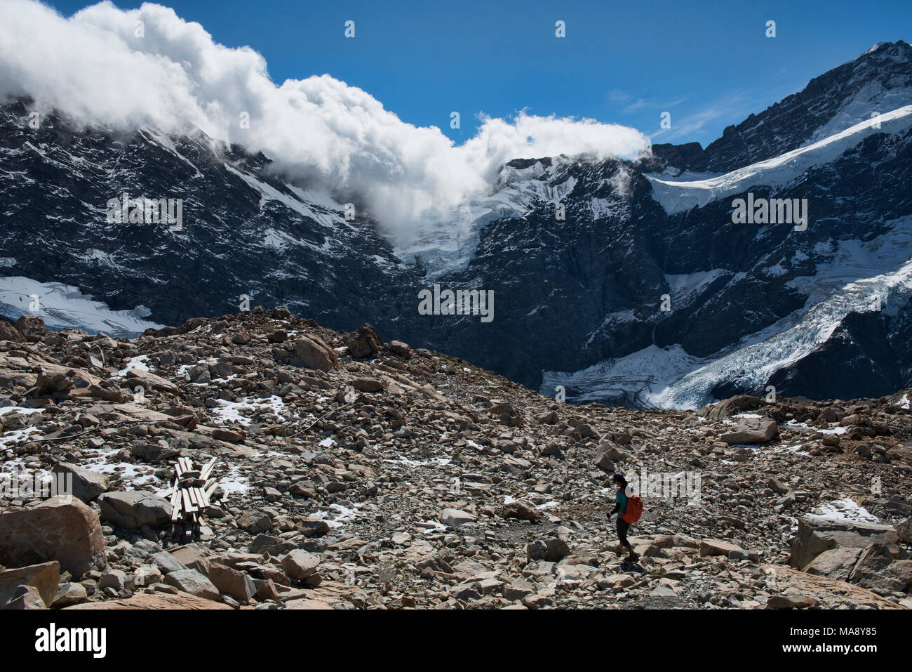 Escursionismo La Capanna di Mueller via sotto le nuvole di vorticazione, Alpi del Sud, Nuova Zelanda Foto Stock