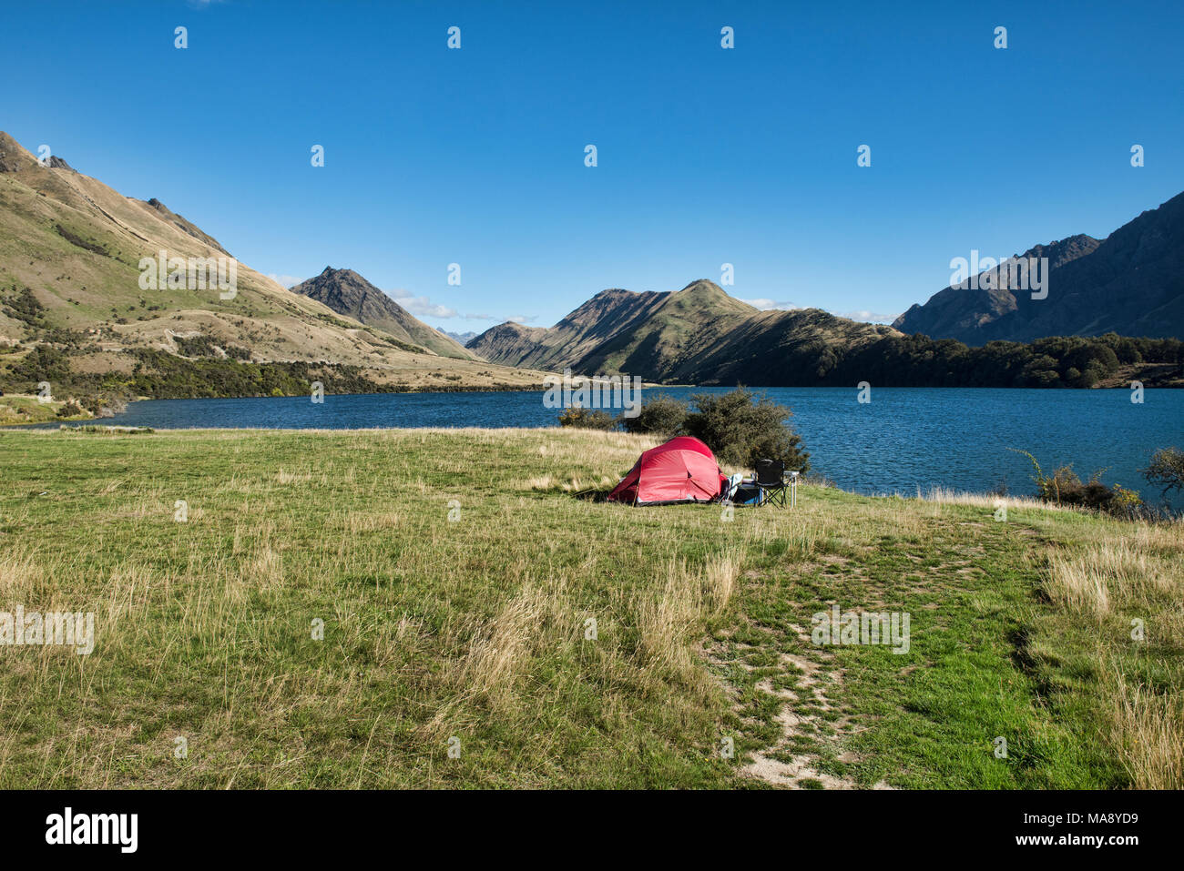 Tranquillo Lago fuma vicino a Queenstown, Nuova Zelanda Foto Stock