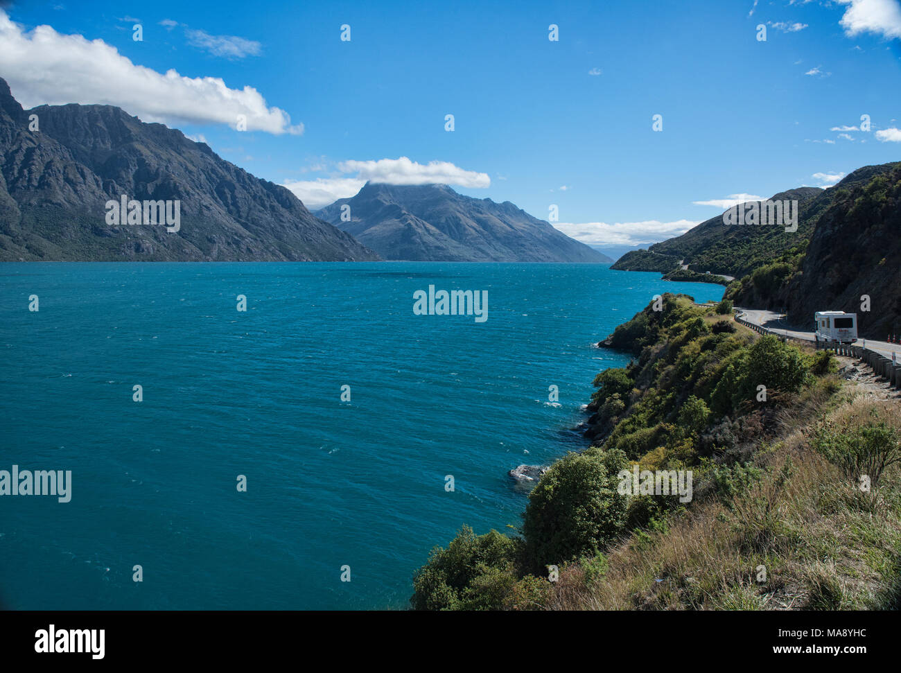 La guida del Glenorchy strada lungo il lago di Wakatipu vicino a Queenstown, Nuova Zelanda Foto Stock