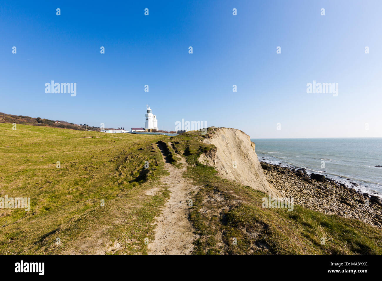 St Catherine's Faro sull isola di Wight a Watershoot Bay in Inghilterra. Panorama Travel sparare in giornata soleggiata con cielo blu chiaro Foto Stock