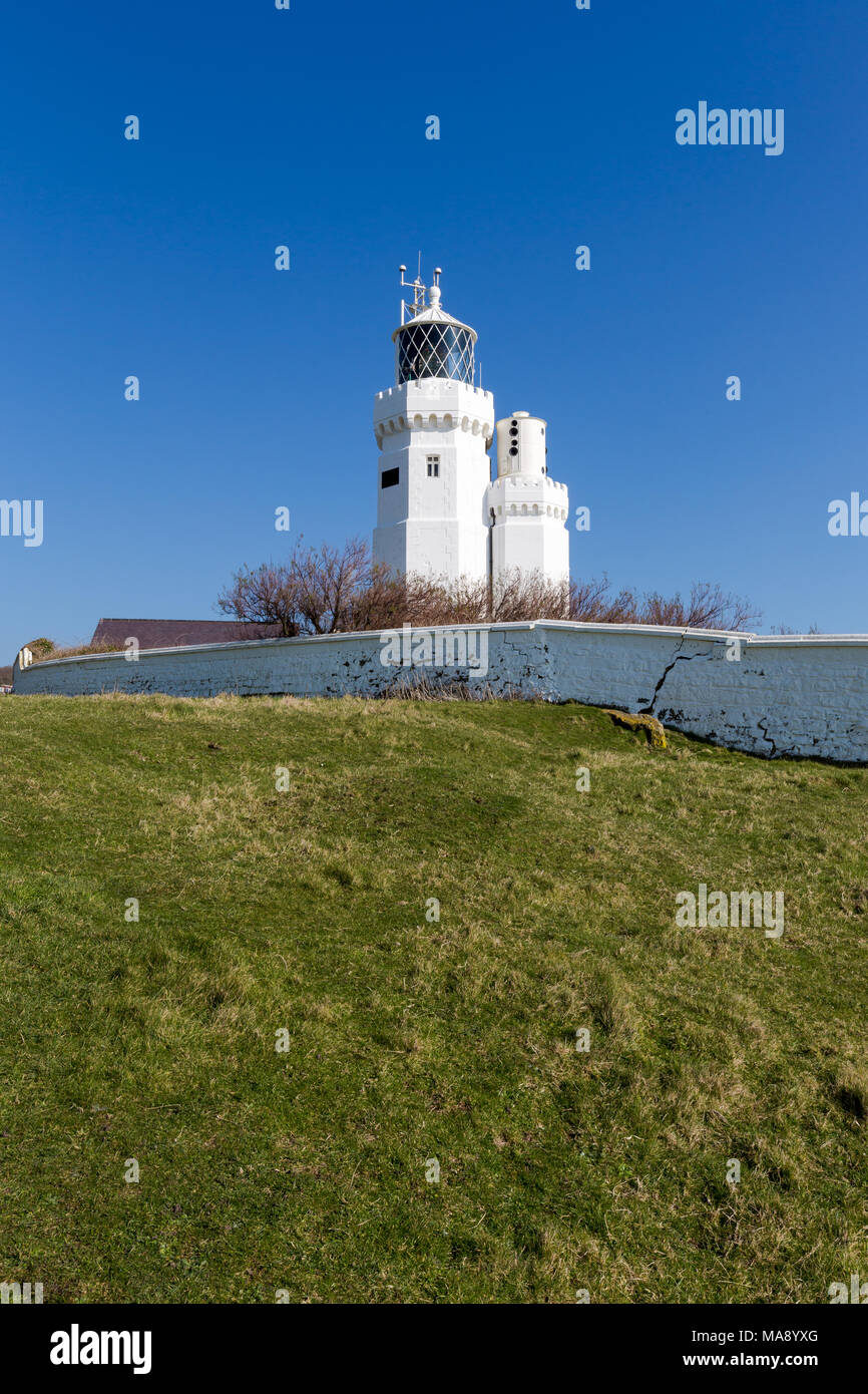 St Catherine's Faro sull isola di Wight a Watershoot Bay in Inghilterra. Panorama Travel sparare in giornata soleggiata con cielo blu chiaro Foto Stock