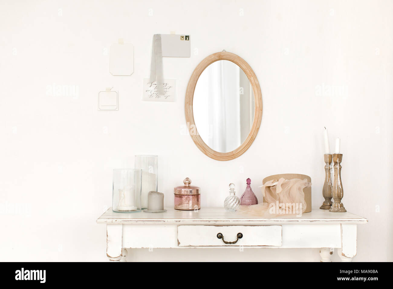 Colore bianco tavola vintage e specchio appeso alla parete Foto Stock