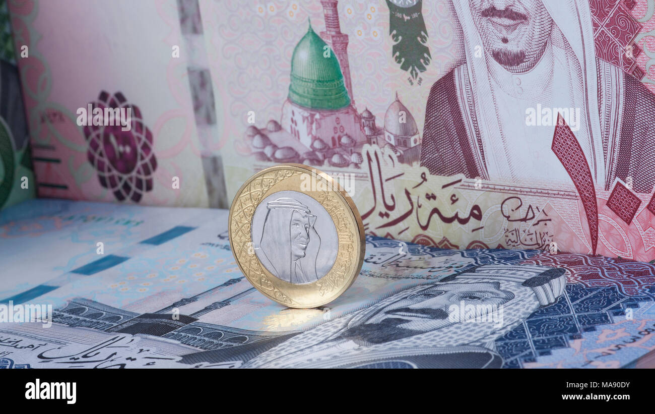 Saudi Riyal moneta permanente sulla parte superiore delle banconote Foto Stock
