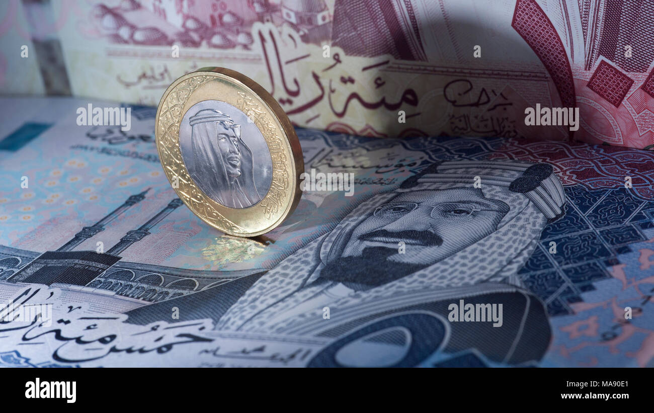 Saudi Riyal moneta permanente sulla parte superiore delle banconote Foto Stock