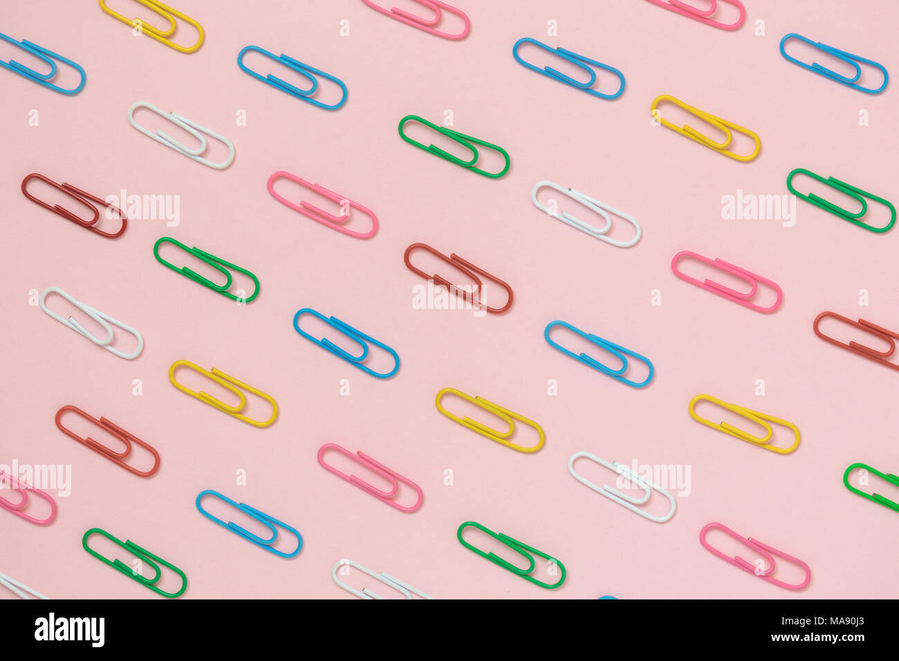 Carta decorativa clip sul pattern di rosa pastello minima di sfondo concetto creativo. Foto Stock